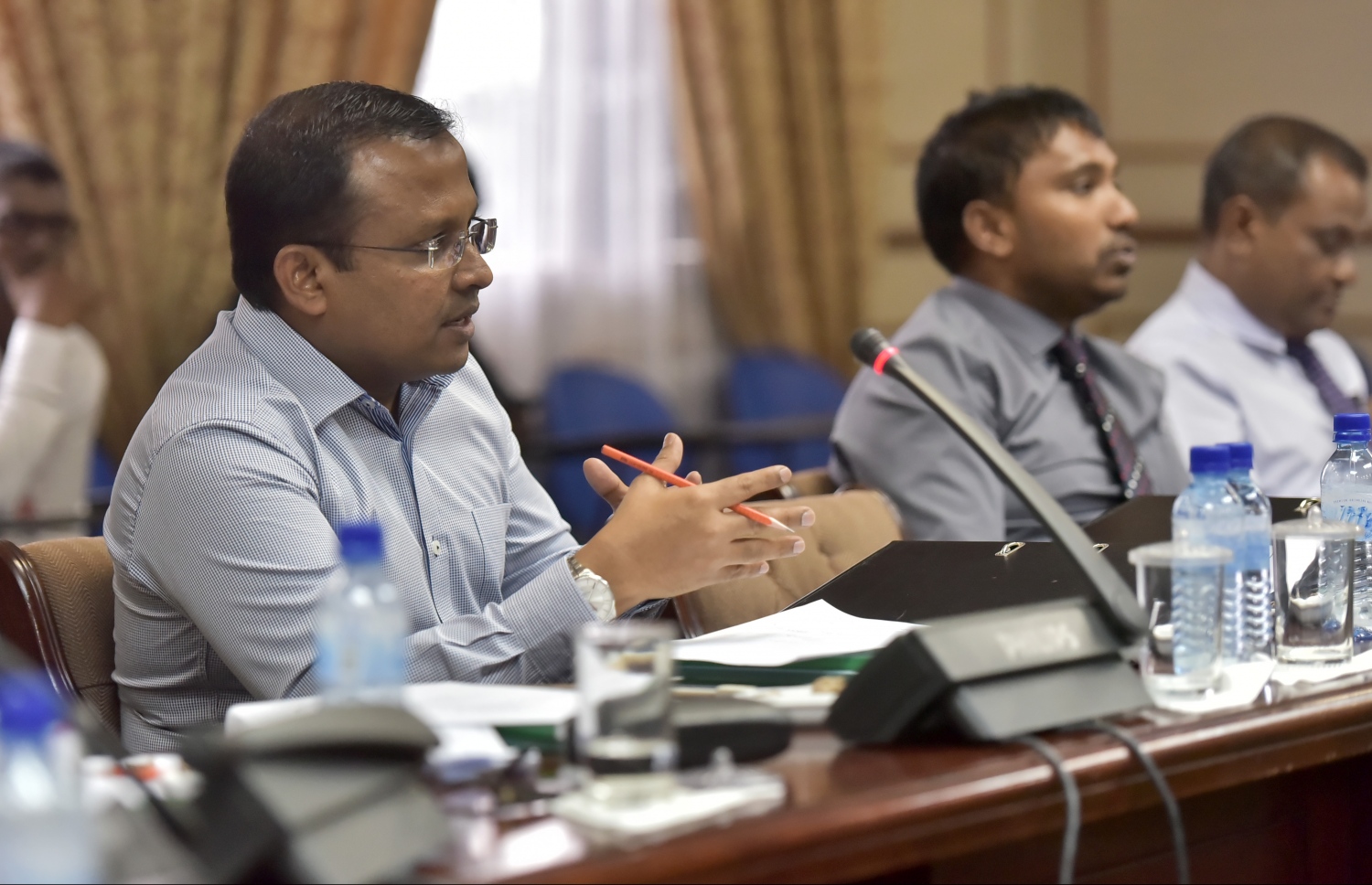 ކިނބިދޫ ދާއިރާގެ މެމްބަރު ރިޔާޒް (ވ) ވާހަކަ ދައްކަވަނީ. މެމްބަރުން ވަނީ އެޗްޕީއޭ އާއި ޓޮބެކޯ ކޮންޓްރޯލް ބޯޑުގެ މެމްބަރުންނާ ގިނަ ސުވާލުތަކެއް ކުރައްވާފައި. - ފޮޓޯ: ހުސެއިން ވަހީދު/ މިހާރު