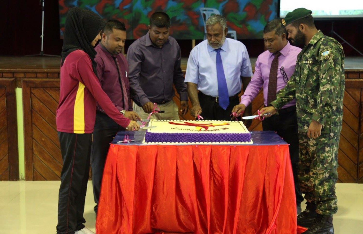 ހަމަދު ސްކޫލުގެ 19ވަނަ އަހަރީ ދުވަސް ފާހަގަކުރަން ބޭއްވި އެސެމްބްލީގައި، އަހަރީ ދުވަހުގެ ކޭކު ފަޅަނޯ- ފޮޓޯ: ހަމަދު ސްކޫލް