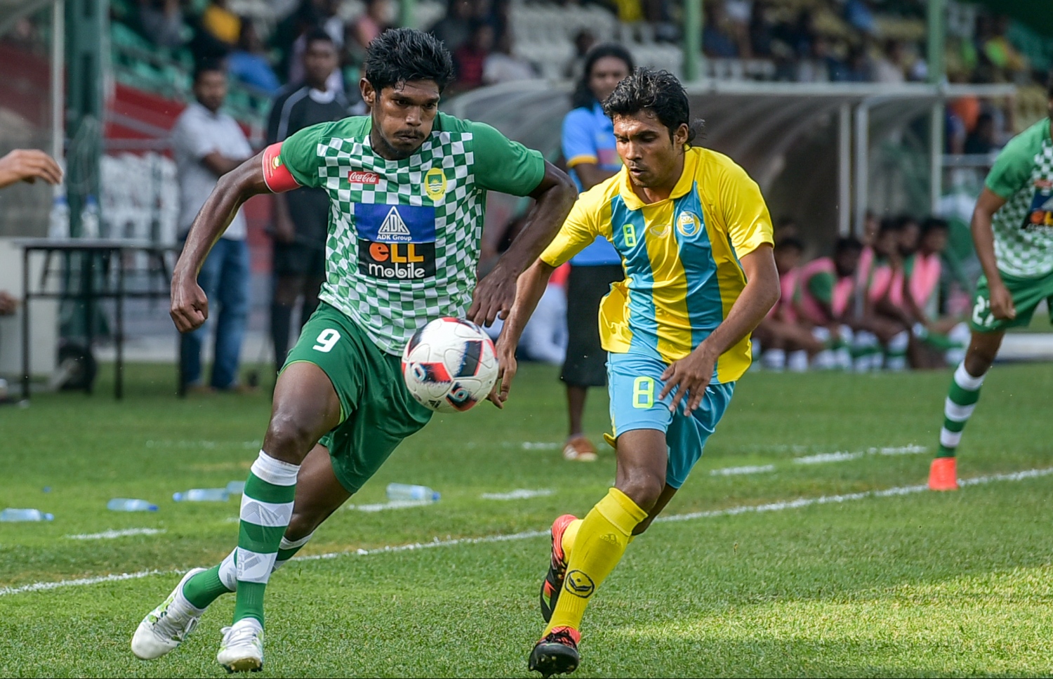 ވެެލެންސިއާގެ ރަމީޒް (ކ) ކައިރިން މާޒިޔާގެ އަސަދުﷲ ބޯޅަ ހިފައިގެން ދަނީ.-- ފޮޓޯ: ނިޝާން އަލީ/ މިހާރު