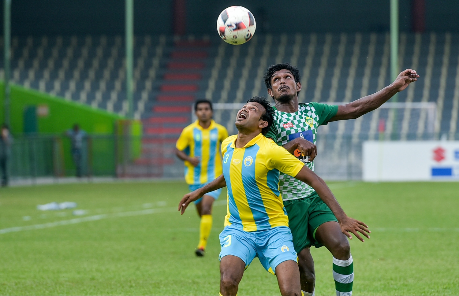 ސީޒަން ހުޅުވުމަށް ކުޅުނު މައިލޯ ޗެރިޓީ ޝީލްޑް މެޗުގެ ތެރެއިން މާޒިޔާގެ އަސަދުﷲ އާއި ވެލެންސިއާގެ ޝިފާން ބޯޅަ ހޯދަން މަސައްކަތް ކުރަަނީ--. ފޮޓޯ:ނިޝާންއަލީ/މިހާރު