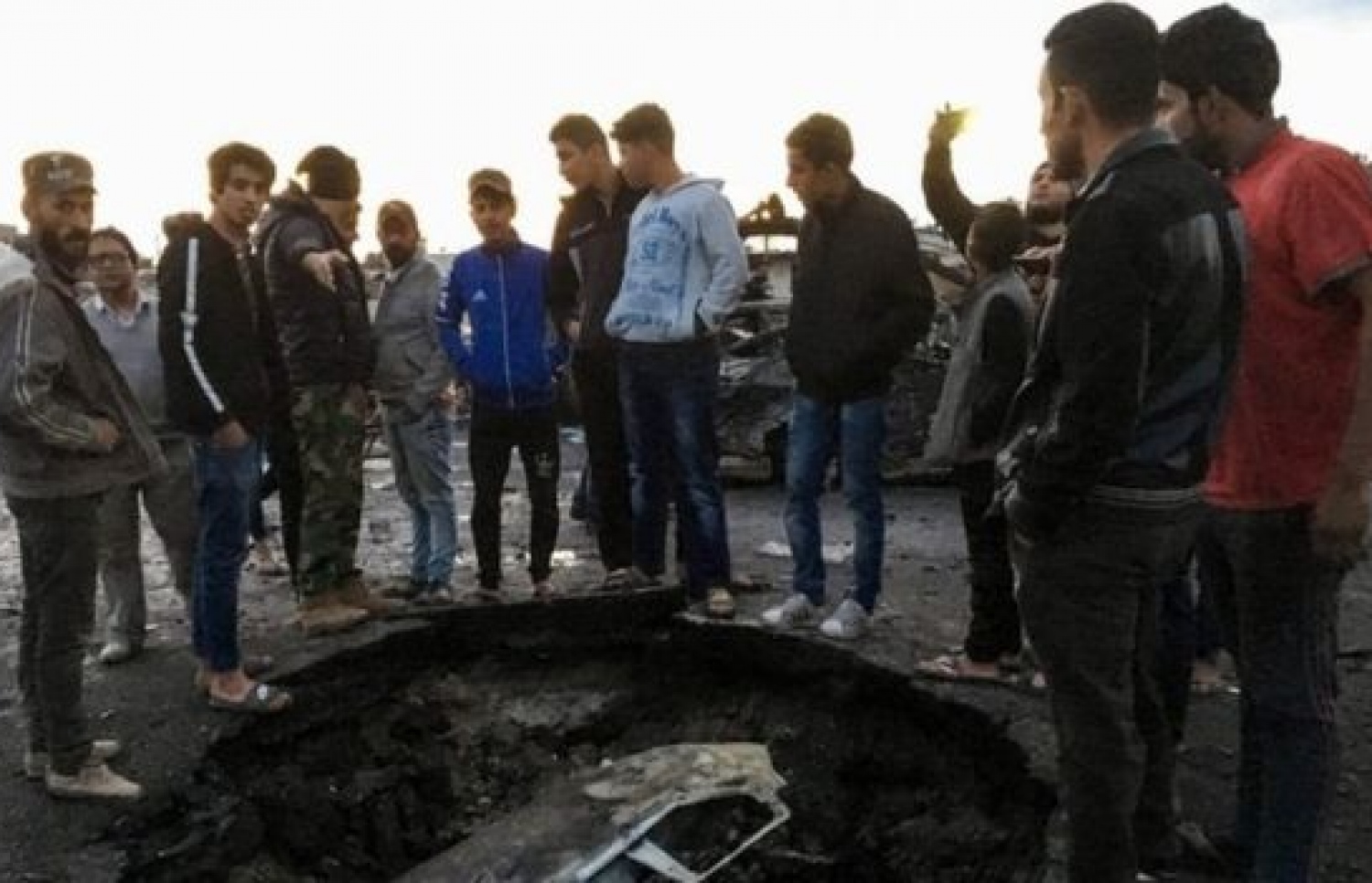 ބަޣުދާދުގައި ބޮމުގެ ހަމަލާ ދިން ތަނުގައި ވަނީ ބޮޑު ވަޅުގަނޑެއް އުފެދިފައި. --ފޮޓޯ:އޭއެފްޕީ