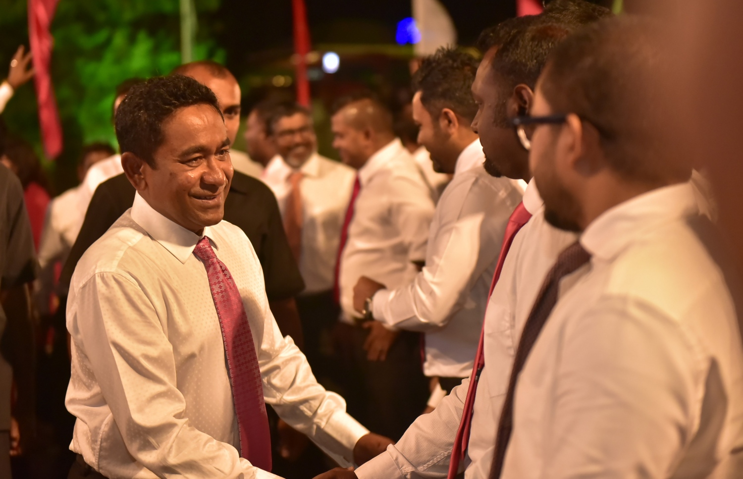 މާލެ: ފެބުރުއަރީ 16، 2017- އޭޕްރީލް 15 ގައި ބާއްވާ ލޯކަލް އިންތިހާބުގައި ޕީޕީއެމްގެ ކެމްޕެއިން އިފުތިތާހު ކުރުމަށް ބޭއްވި ޖަލްސާގައި ރައީސް ޔާމީން ބައެއް ބޭފުޅުންނާ ސަލާމް ކުރައްވަނީ.---ފޮޓޯ: ހުސެއިން ވަހީދު/މިހާރު