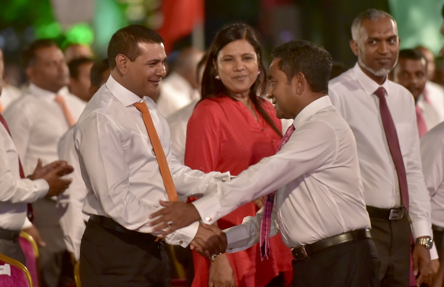 މާލެ: ފެބުރުއަރީ 16، 2017- އޭޕްރީލް 15 ގައި ބާއްވާ ލޯކަލް އިންތިހާބަށް ޕީޕީއެމްގެ ކެމްޕެއިން އިފުތިތާހު ކުރުމަށް ބޭއްވި ޖަލްސާ އަށް ފަހު ރައީސް ޔާމީން، އެމްޑީއޭގެ ލީޑަރު އަހުމަދު ސިޔާމް މުހައްމަދާ ސަލާމް ކުރައްވަނީ.---ފޮޓޯ: ހުސެއިން ވަހީދު/މިހާރު