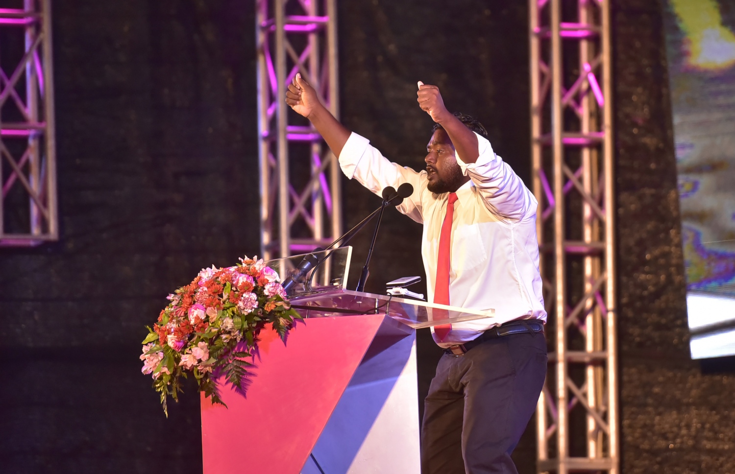 މާލެ: ފެބުރުއަރީ 16، 2017- އޭޕްރީލް 15 ގައި ބާއްވާ ލޯކަލް އިންތިހާބަށް ޕީޕީއެމްގެ ކެމްޕެއިން އިފުތިތާހު ކުރުމަށް ބޭއްވި ޖަލްސާގައި އެ ޕާޓީގެ މެމްބަރަކު ވާހަކަ ދައްކަނީ.---ފޮޓޯ: ހުސެއިން ވަހީދު/މިހާރު