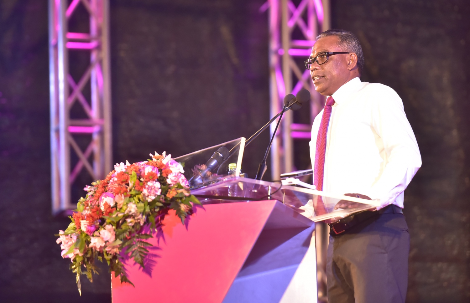 މާލެ: ފެބުރުއަރީ 16، 2017- އޭޕްރީލް 15 ގައި ބާއްވާ ލޯކަލް އިންތިހާބަށް ޕީޕީއެމްގެ ކެމްޕެއިން އިފުތިތާހު ކުރުމަށް ބޭއްވި ޖަލްސާގައި އެ ޕާޓީގެ ނައިބު ރައީސް ފޮނަދޫ ދާއިރާގެ އަބްދުއްރަހީމް ވާހަކަ ދައްކަވަނީ.---ފޮޓޯ: ހުސެއިން ވަހީދު/މިހާރު