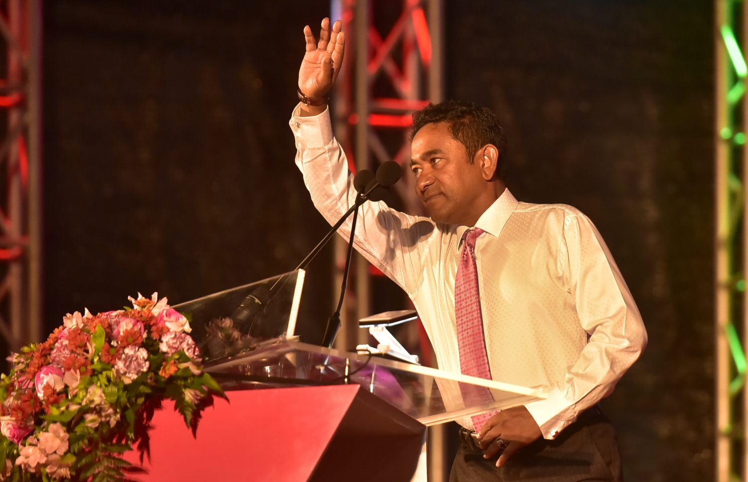 މާލެ: ފެބުރުއަރީ 16، 2017- އޭޕްރީލް 15 ގައި ބާއްވާ ލޯކަލް އިންތިހާބަށް ޕީޕީއެމްގެ ކެމްޕެއިން އިފުތިތާހު ކުރުމަށް ބޭއްވި ޖަލްސާގައި ރައީސް ޔާމީން، އެމަނިކުފާނުގެ ސަޕޯޓަރުންނަށް ސަލާމް ކުރައްވަނީ.---ފޮޓޯ: ހުސެއިން ވަހީދު/މިހާރު