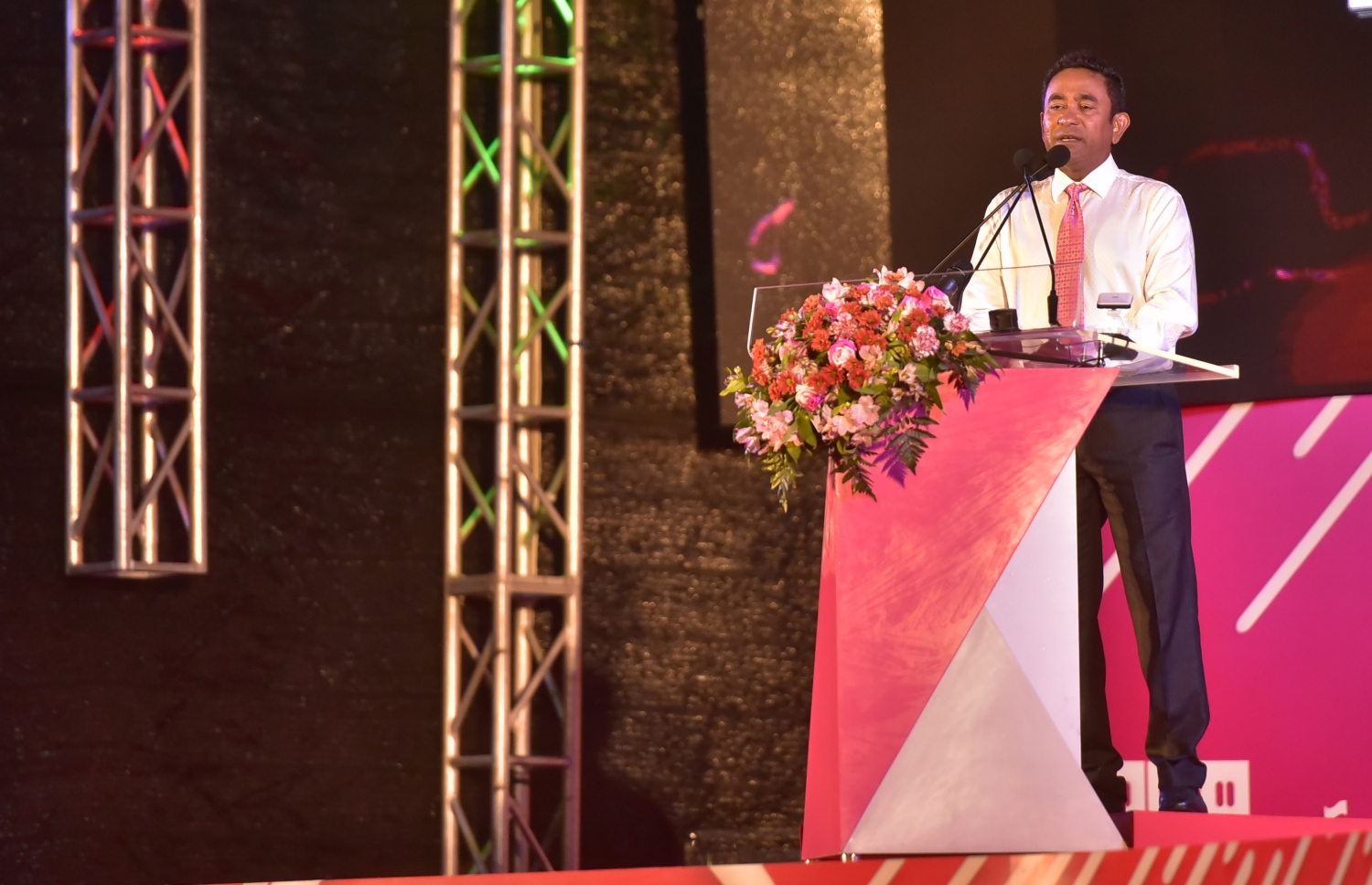 މާލެ: ފެބުރުއަރީ 16، 2017- އޭޕްރީލް 15 ގައި ބާއްވާ ލޯކަލް އިންތިހާބަށް ޕީޕީއެމްގެ ކެމްޕެއިން އިފުތިތާހު ކުރުމަށް ބޭއްވި ޖަލްސާގައި ރައީސް ޔާމީން ވާހަކަފުޅު ދައްކަވަނީ.---ފޮޓޯ: ހުސެއިން ވަހީދު/މިހާރު