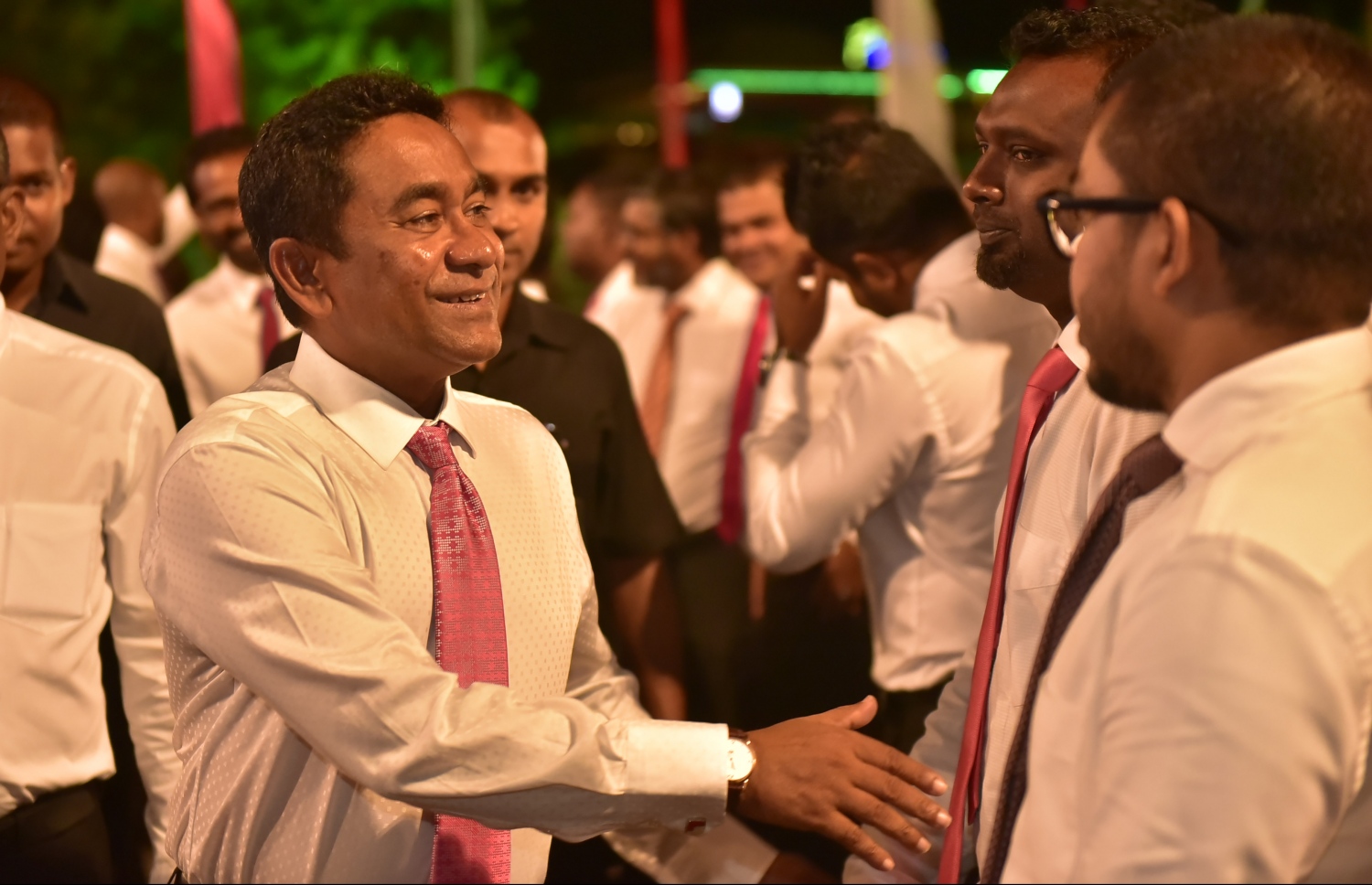 މާލެ: ފެބުރުއަރީ 16، 2017- އޭޕްރީލް 15 ގައި ބާއްވާ ލޯކަލް އިންތިހާބަށް ޕީޕީއެމްގެ ކެމްޕެއިން އިފުތިތާހު ކުރުމަށް ބޭއްވި ޖަލްސާ އަށް ފަހު ރައީސް ޔާމީން ބައެއް ބޭފުޅުންނާ ސަލާމް ކުރައްވަނީ.---ފޮޓޯ: ހުސެއިން ވަހީދު/މިހާރު