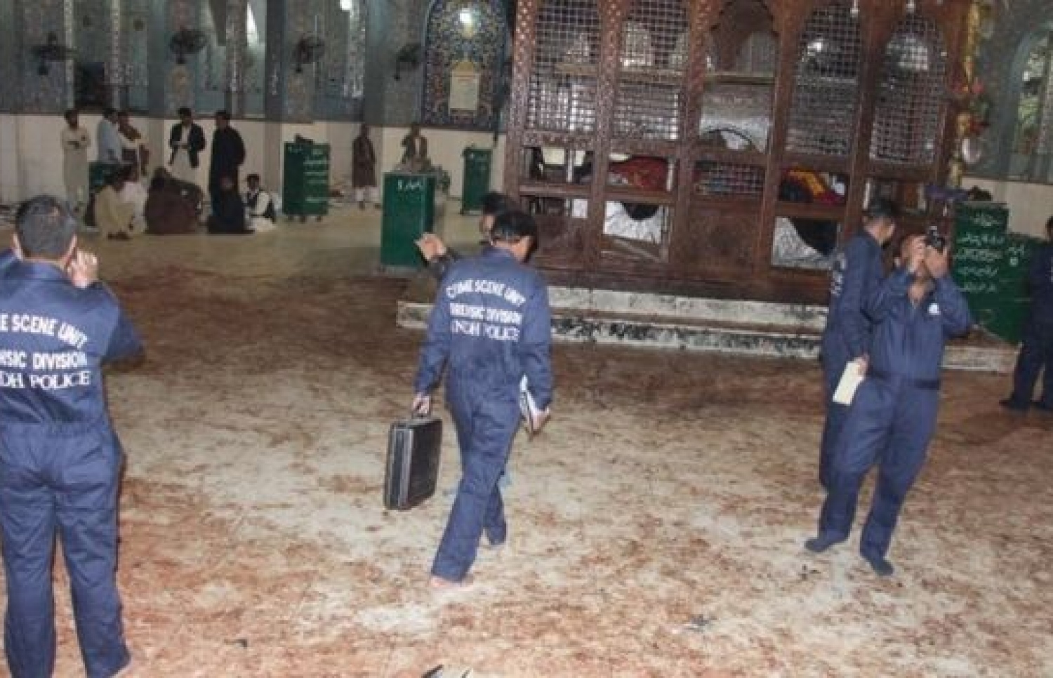 ސޫފީން އަޅުކަން ކުރާ ތަނެއްގައި ޖާނުންފިދާވުމުގެ ހަމަލާ ދިން އިރު އެ ތަނުގައި ދީނީ ނެށުމެއް ކުރިއަށް ދިޔަ ކަމަށް މަންޒަރު ދުށް މީހުން ބުނި. --ފޮޓޯ:އީޕީއޭ