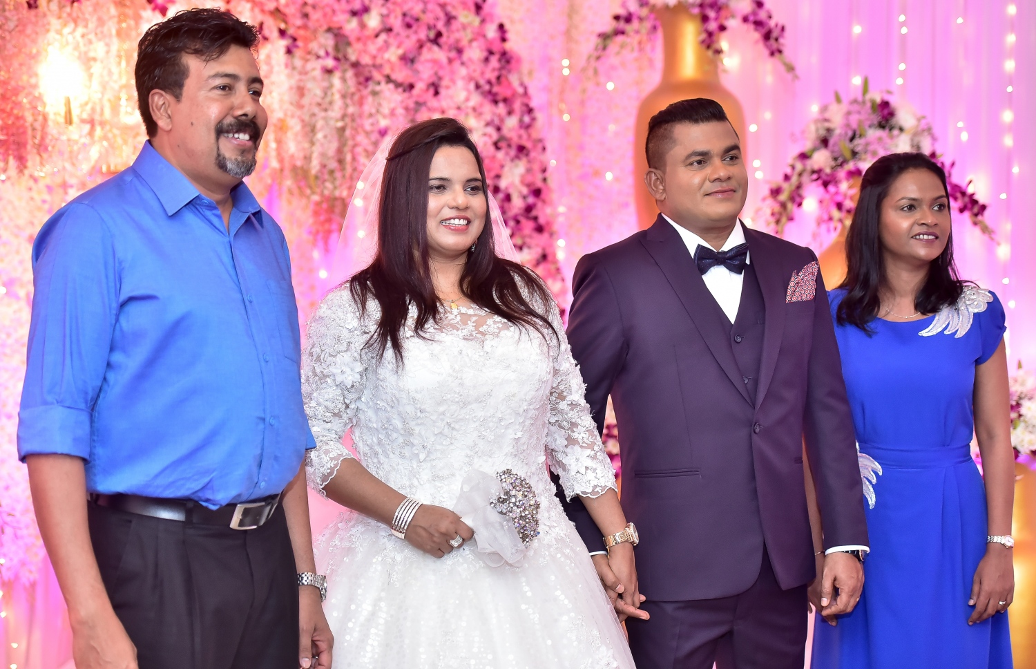 މާލެ: ފެބްރުއަރީ 17، 2017- ޔޫތު އެންޑް ސްޕޯޓްސް މިނިސްޓަރު އިރުތިޝާމާއި ހުޅުދޫ ދާއިރާގެ މެމްބަރު މުހައްމަދު ޝާހިދުގެ ކައިވެނީގެ ހަފުލާގައި ޑރ. އަލީ ލަތީފާ އެކު ފޮޓޯއެއް ނަންގަވަނީ.---ފޮޓޯ: ނިޝާން އަލީ/މިހާރު