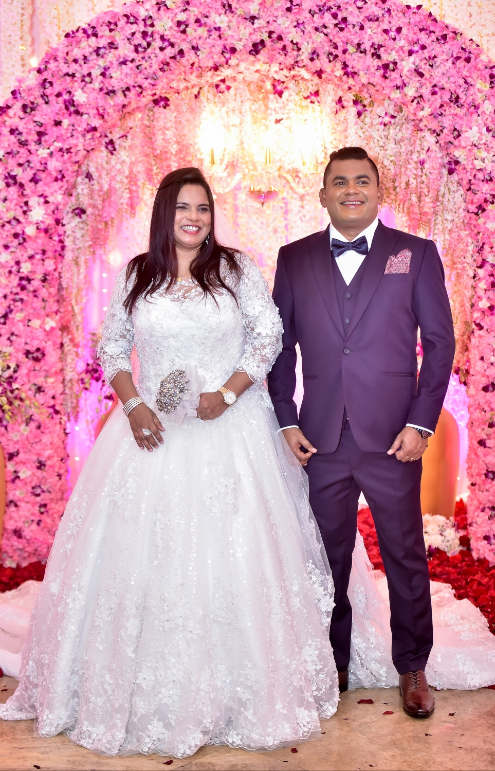 މާލެ: ފެބްރުއަރީ 17، 2017- ޔޫތު އެންޑް ސްޕޯޓްސް މިނިސްޓަރު އިރުތިޝާމާއި ހުޅުދޫ ދާއިރާގެ މެމްބަރު މުހައްމަދު ޝާހިދުގެ ކައިވެނީގެ ހަފުލާގައި ފޮޓޯއަކަށް ހުއްޓިވަޑައިގެން.---ފޮޓޯ: ނިޝާން އަލީ/މިހާރު