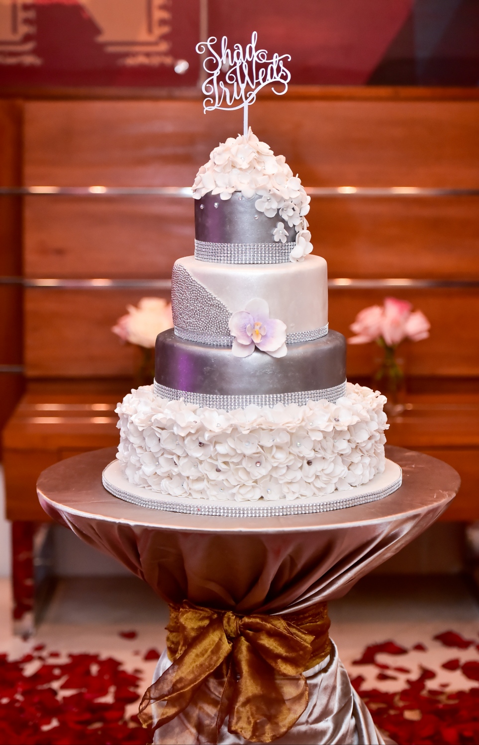 މާލެ: ފެބްރުއަރީ 17، 2017- ޔޫތު އެންޑް ސްޕޯޓްސް މިނިސްޓަރު އިރުތިޝާމާއި ހުޅުދޫ ދާއިރާގެ މެމްބަރު މުހައްމަދު ޝާހިދުގެ ކައިވެނީގެ ހާއްސަ ކޭކު.---ފޮޓޯ: ނިޝާން އަލީ/މިހާރު