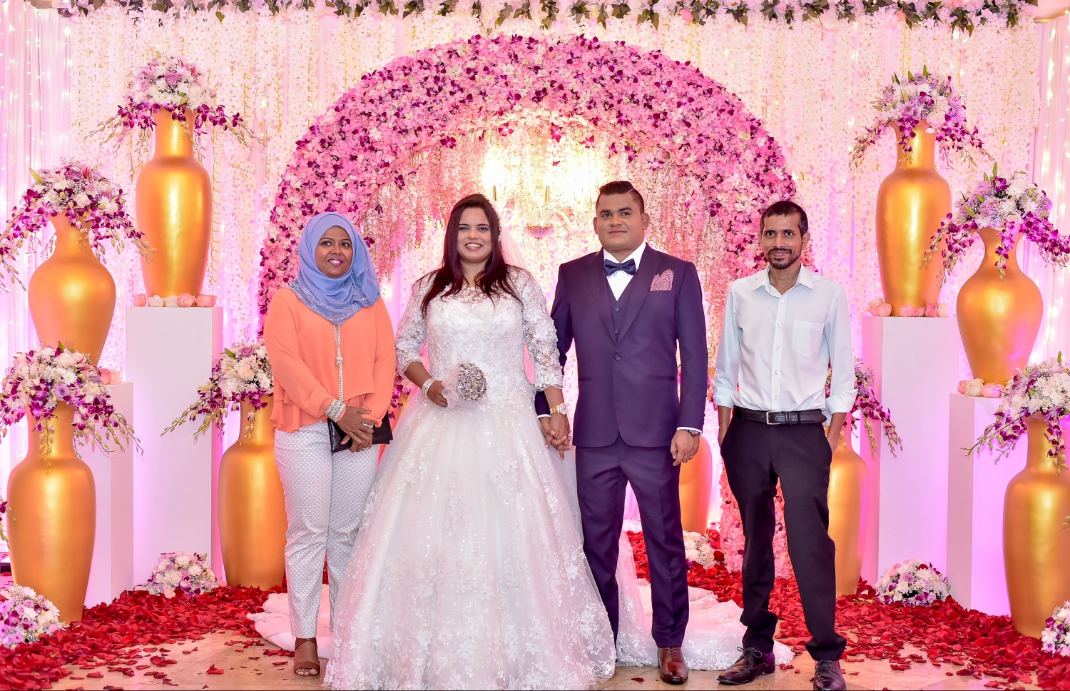 މާލެ: ފެބްރުއަރީ 17، 2017- ޔޫތު އެންޑް ސްޕޯޓްސް މިނިސްޓަރު އިރުތިޝާމާއި ހުޅުދޫ ދާއިރާގެ މެމްބަރު މުހައްމަދު ޝާހިދުގެ ކައިވެނީގެ ހަފުލާގެ ތެރެއިން ފޮޓޯއެއް ނަންގަވަނީ.---ފޮޓޯ: ނިޝާން އަލީ/މިހާރު