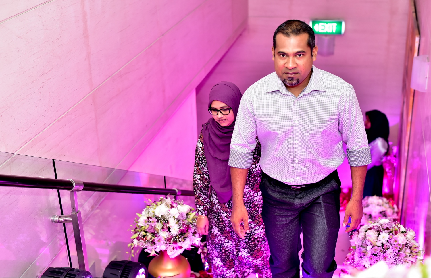 މާލެ: ފެބްރުއަރީ 17، 2017- ޔޫތު އެންޑް ސްޕޯޓްސް މިނިސްޓަރު އިރުތިޝާމާއި ހުޅުދޫ ދާއިރާގެ މެމްބަރު މުހައްމަދު ޝާހިދުގެ ކައިވެނީގެ ހަފުލާގައި، ވެރިކަން ކުރާ ޕީޕީއެމްގެ ސެކްރެޓަރީ ޖެނެރަލް ނިލަންދޫ ދާއިރާގެ އަބްދުﷲ ހަލީލް ވަޑައިގަންނަވަނީ.---ފޮޓޯ: ނިޝާން އަލީ/މިހާރު