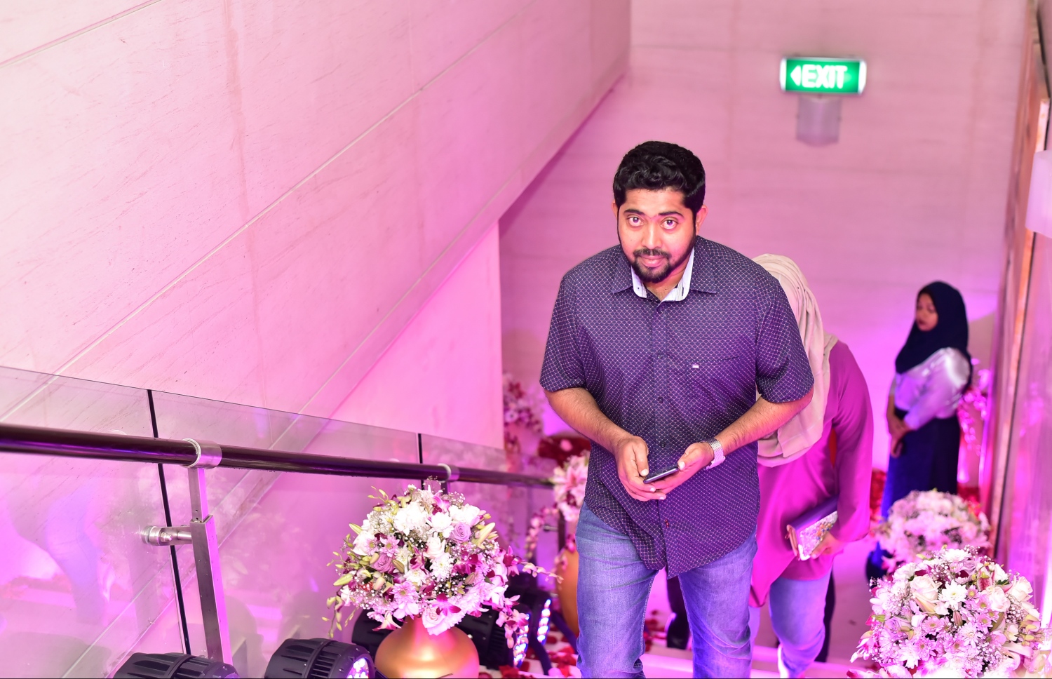 މާލެ: ފެބްރުއަރީ 17، 2017- ޔޫތު އެންޑް ސްޕޯޓްސް މިނިސްޓަރު އިރުތިޝާމާއި ހުޅުދޫ ދާއިރާގެ މެމްބަރު މުހައްމަދު ޝާހިދުގެ ކައިވެނީގެ ހަފުލާ އަށް ރައްޔިތުންގެ މަޖިލިހުގެ ފުވައްމުލަކު އުތުރު ދާއިރާގެ ޕީޕީއެމްގެ މެމްބަރު އަލީ ޝާހު ވަޑައިގަންނަވަނީ.---ފޮޓޯ: ނިޝާން އަލީ/މިހާރު