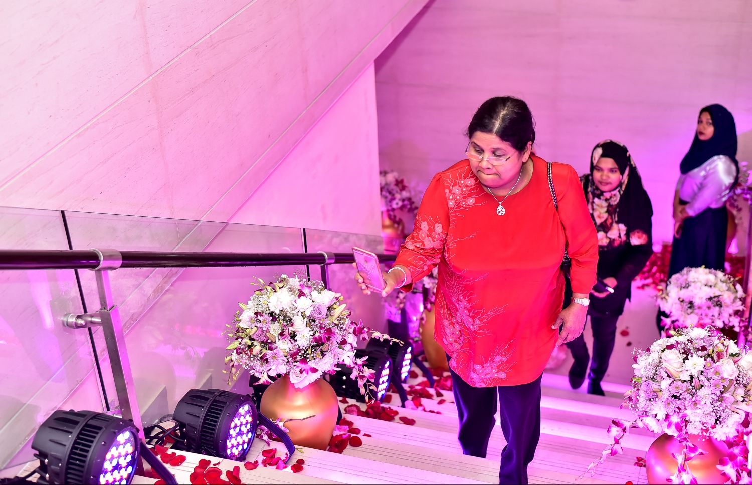 މާލެ: ފެބްރުއަރީ 17، 2017- ޔޫތު އެންޑް ސްޕޯޓްސް މިނިސްޓަރު އިރުތިޝާމާއި ހުޅުދޫ ދާއިރާގެ މެމްބަރު މުހައްމަދު ޝާހިދުގެ ކައިވެނީގެ ހަފުލާގައި މާފަންނު މެދު ދާއިރާގެ ޕީޕީއެމްގެ މެމްބަރު އަސްމާ ރަޝީދު ބައިވެރިވެވަޑައިގަންނަވަނީ.---ފޮޓޯ: ނިޝާން އަލީ/މިހާރު