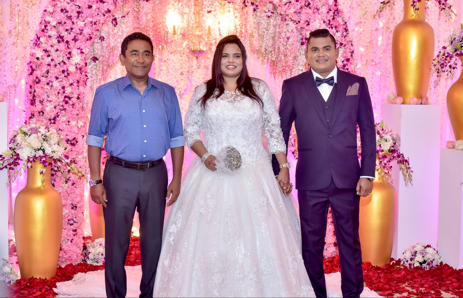 މާލެ: ފެބްރުއަރީ 17، 2017- ޔޫތު އެންޑް ސްޕޯޓްސް މިނިސްޓަރު އިރުތިޝާމާއި ހުޅުދޫ ދާއިރާގެ މެމްބަރު މުހައްމަދު ޝާހިދުގެ ކައިވެނީގެ ހަފުލާގައި ރައީސް ޔާމީން އާ އެކު އެ ދެބޭފުޅުން ފޮޓޯއެއް ނަންގަވަނީ.---ފޮޓޯ: ނިޝާން އަލީ/މިހާރު