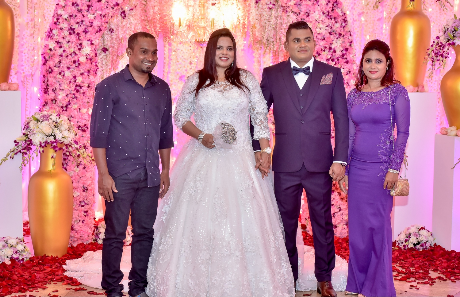 މާލެ: ފެބްރުއަރީ 17، 2017- ޔޫތު އެންޑް ސްޕޯޓްސް މިނިސްޓަރު އިރުތިޝާމާއި ހުޅުދޫ ދާއިރާގެ މެމްބަރު މުހައްމަދު ޝާހިދުގެ ކައިވެނީގެ ހަފުލާގެ ތެރެއިން ފޮޓޯއެއް ނަންގަވަނީ.---ފޮޓޯ: ނިޝާން އަލީ/މިހާރު