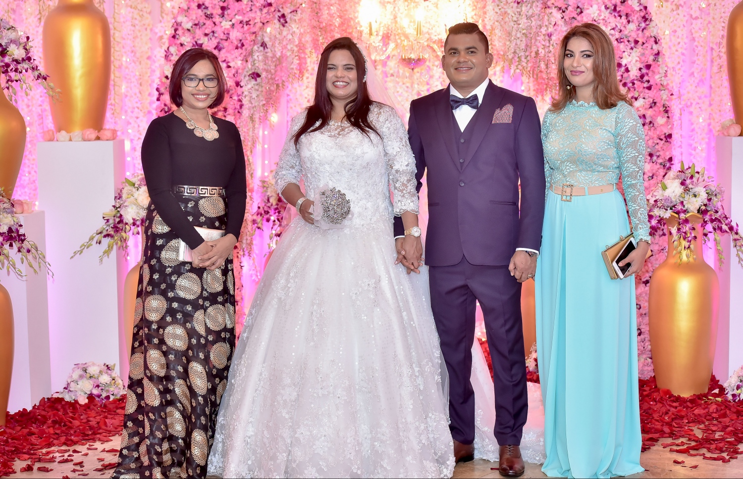 މާލެ: ފެބްރުއަރީ 17، 2017- ޔޫތު އެންޑް ސްޕޯޓްސް މިނިސްޓަރު އިރުތިޝާމާއި ހުޅުދޫ ދާއިރާގެ މެމްބަރު މުހައްމަދު ޝާހިދުގެ ކައިވެނީގެ ހަފުލާގެ ތެރެއިން ފޮޓޯއެއް ނަންގަވަނީ.---ފޮޓޯ: ނިޝާން އަލީ/މިހާރު