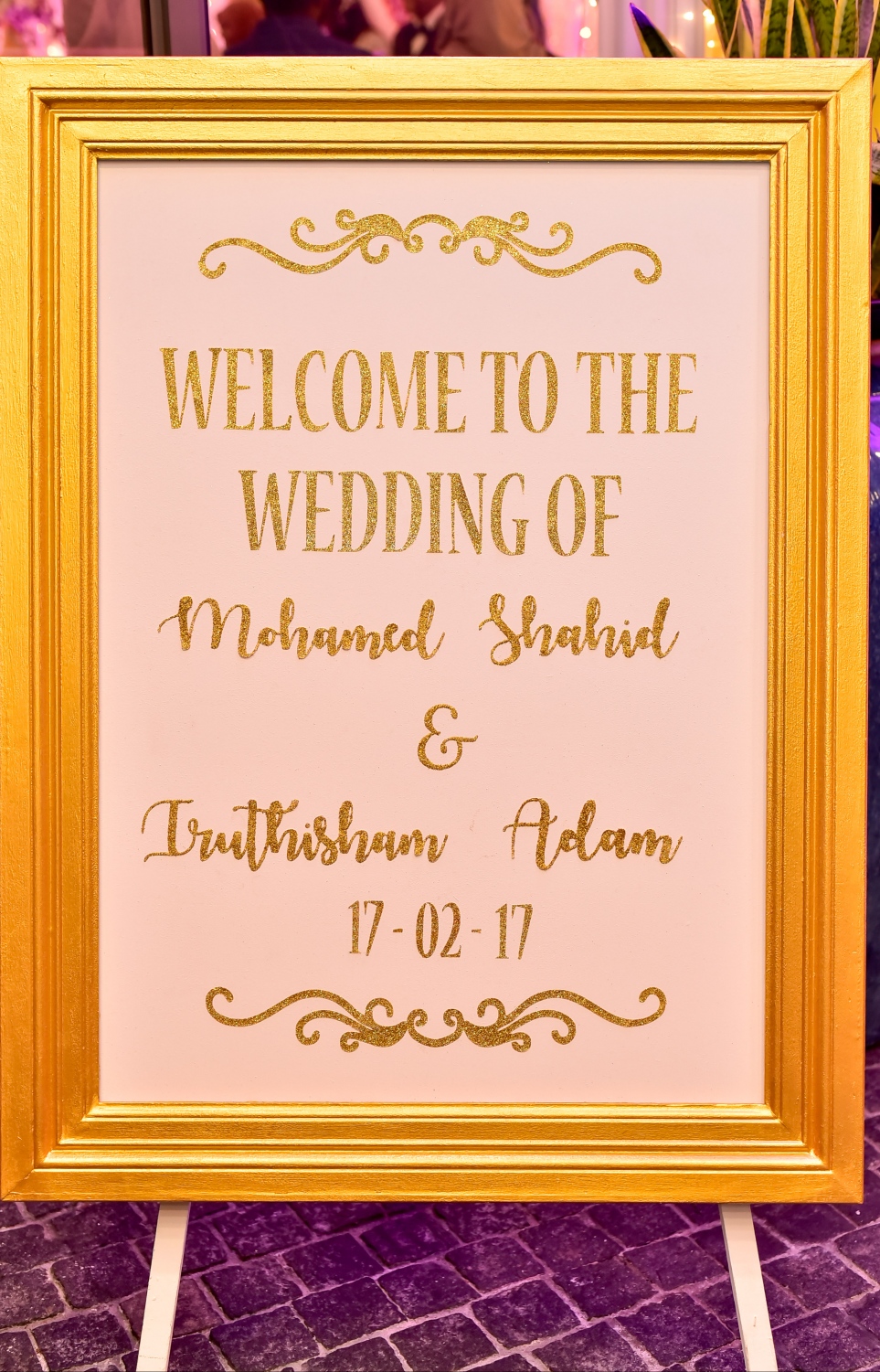 މާލެ: ފެބްރުއަރީ 17، 2017- ޔޫތު އެންޑް ސްޕޯޓްސް މިނިސްޓަރު އިރުތިޝާމާއި ހުޅުދޫ ދާއިރާގެ މެމްބަރު މުހައްމަދު ޝާހިދުގެ ކައިވެނީގެ ހަފުލާ އަށް ދިޔަ މީހުންނަށް ހޮޓެލް ޖެންގެ ބޭރުގައި ބަހައްޓާފައި ހުރި މަރުހަބާގެ ބޯޑު.---ފޮޓޯ: ނިޝާން އަލީ/މިހާރު