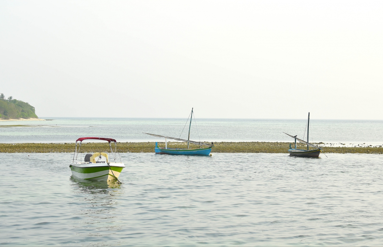 ހއ. މޮޅަދޫ ފަޅުގައި އަޅާފައި ހުރި ދޯނިތަކެއް. -- ފޮޓޯ: އަބްދުﷲ އައުރާފް/މިހާރު