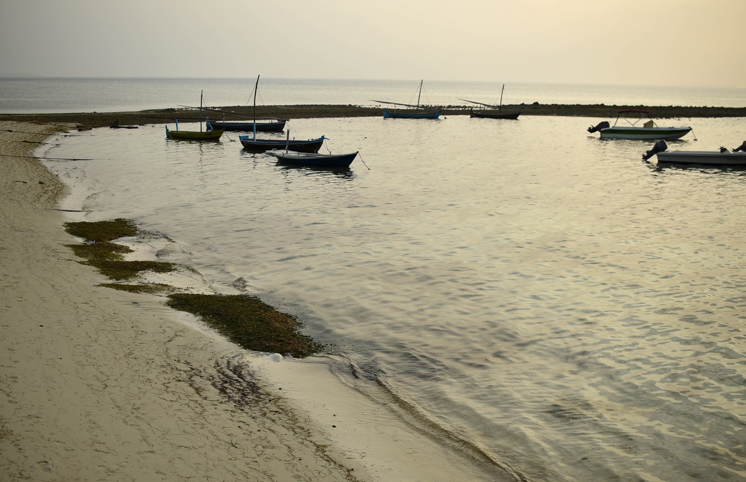 ހއ. މޮޅަދޫ ފަޅުގައި އަޅާފައި ހުރި ކުދި ދޯނިތަކަކާއި ޑިންގީ ތަކެއް. ފަޅު ހަދާފައި ނެތުމުން މިއީ ލަފާ ފުރުން ދަތި ރަށެއް. -- ފޮޓޯ: އަބްދުﷲ އައުރާފް/މިހާރު