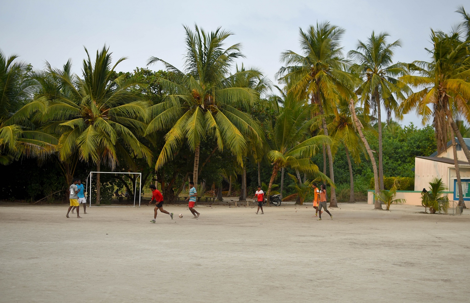 ހއ. މޮޅަދޫގައި ބަޔަކު ފުޓްބޯޅަ ކުޅެނީ. -- ފޮޓޯ: އަބްދުﷲ އައުރާފް/މިހާރު
