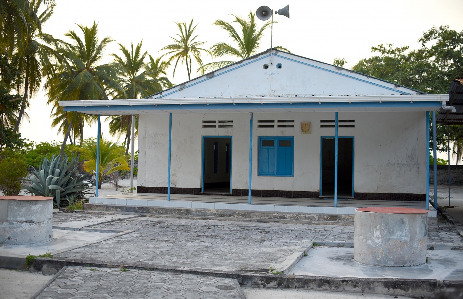 ހއ. މޮޅަދޫގައި ހުންނަ އެ ރަށުގެ ކުރީގެ މިސްކިތް. މިހާރު ވަނީ ޖާގައިގެ ގޮތުން ބޮޑު އަދި ރީތި މިސްކިތެއް ބިނާކޮށްފައި. -- ފޮޓޯ: އަބްދުﷲ އައުރާފް/މިހާރު