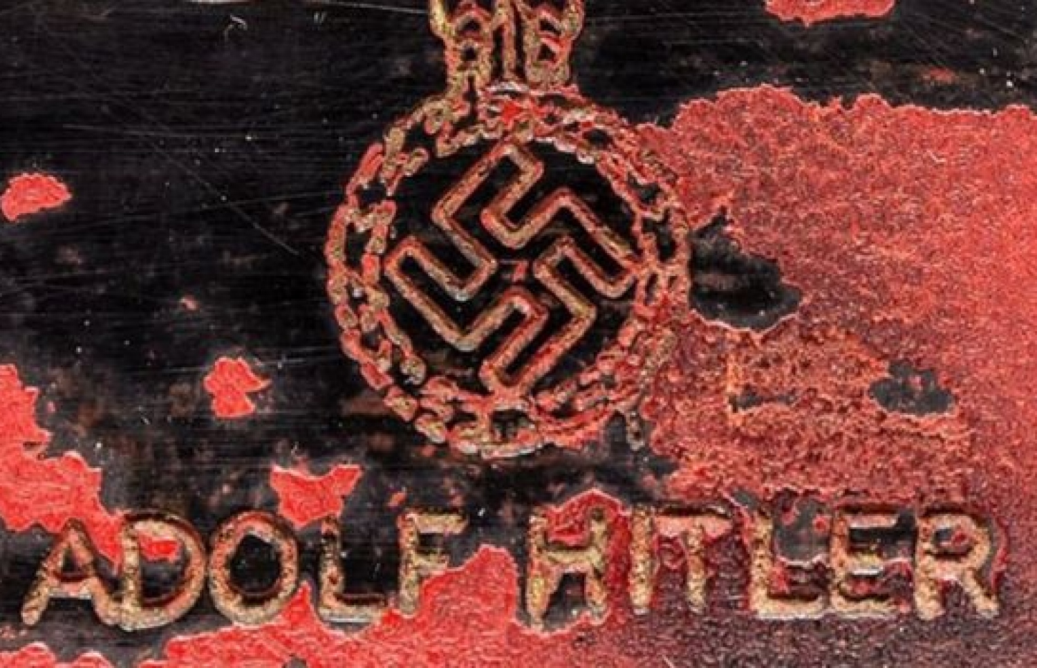 ހިޓްލަރު ބޭނުންކުރި ފޯނުގައި ވަނީ އޭނާގެ ނަން ކަނޑާނަގާފައި. --ފޮޓޯ:އޭއެފްޕީ