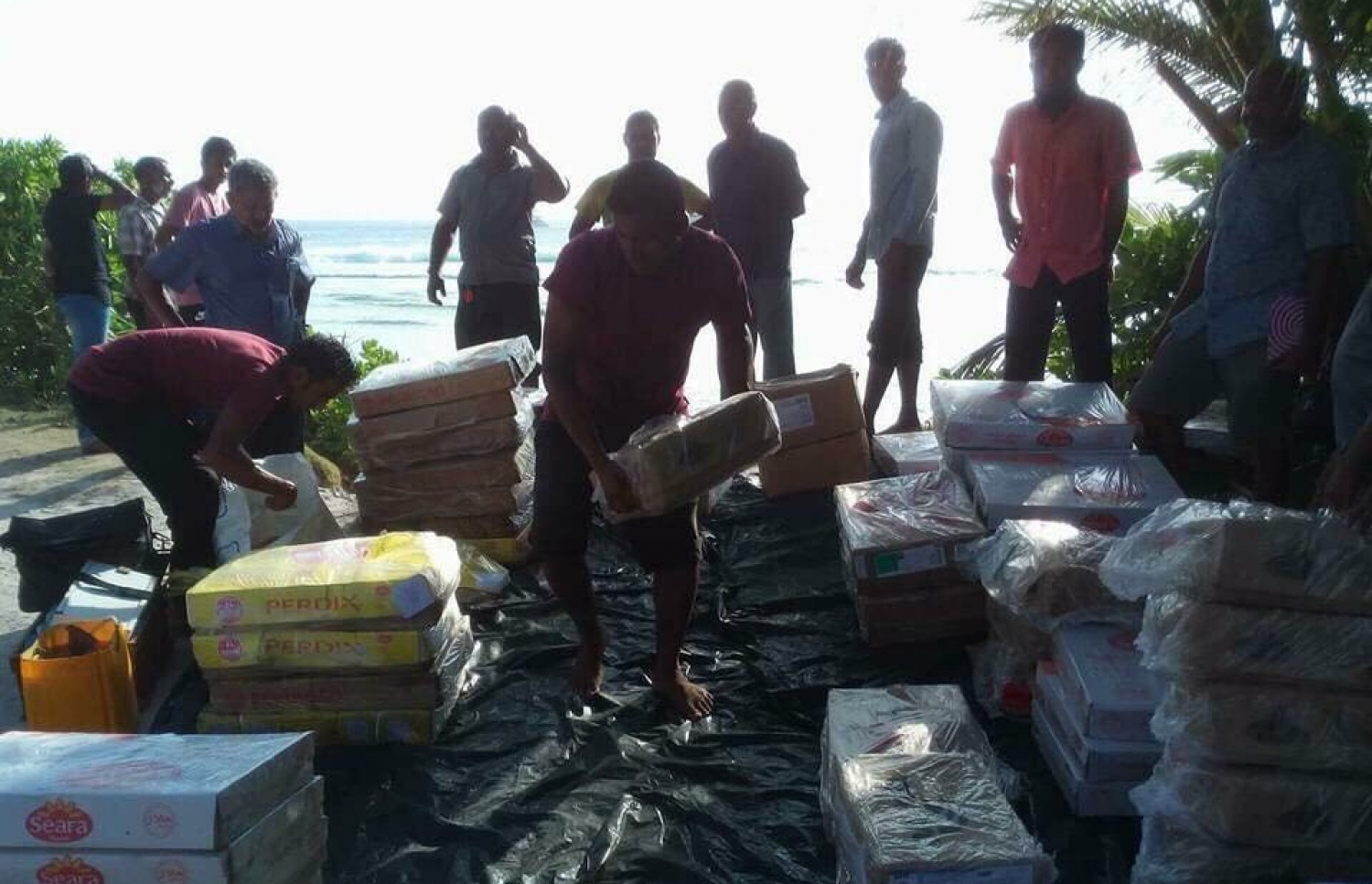 ފުވައްމުލަކު ބަނދަރަށް ނުވަދެވިގެން ބޮއްކުރާގައި ބޭލި މުދާތަކެއް އަތިރިމަތީގައ ބަހައްޓާފައި. އެ ރަށުގެ ބަނދަރު ބޭނުންނުކުރެވޭތާ ތިން ދުވަސްވެއްޖެ.