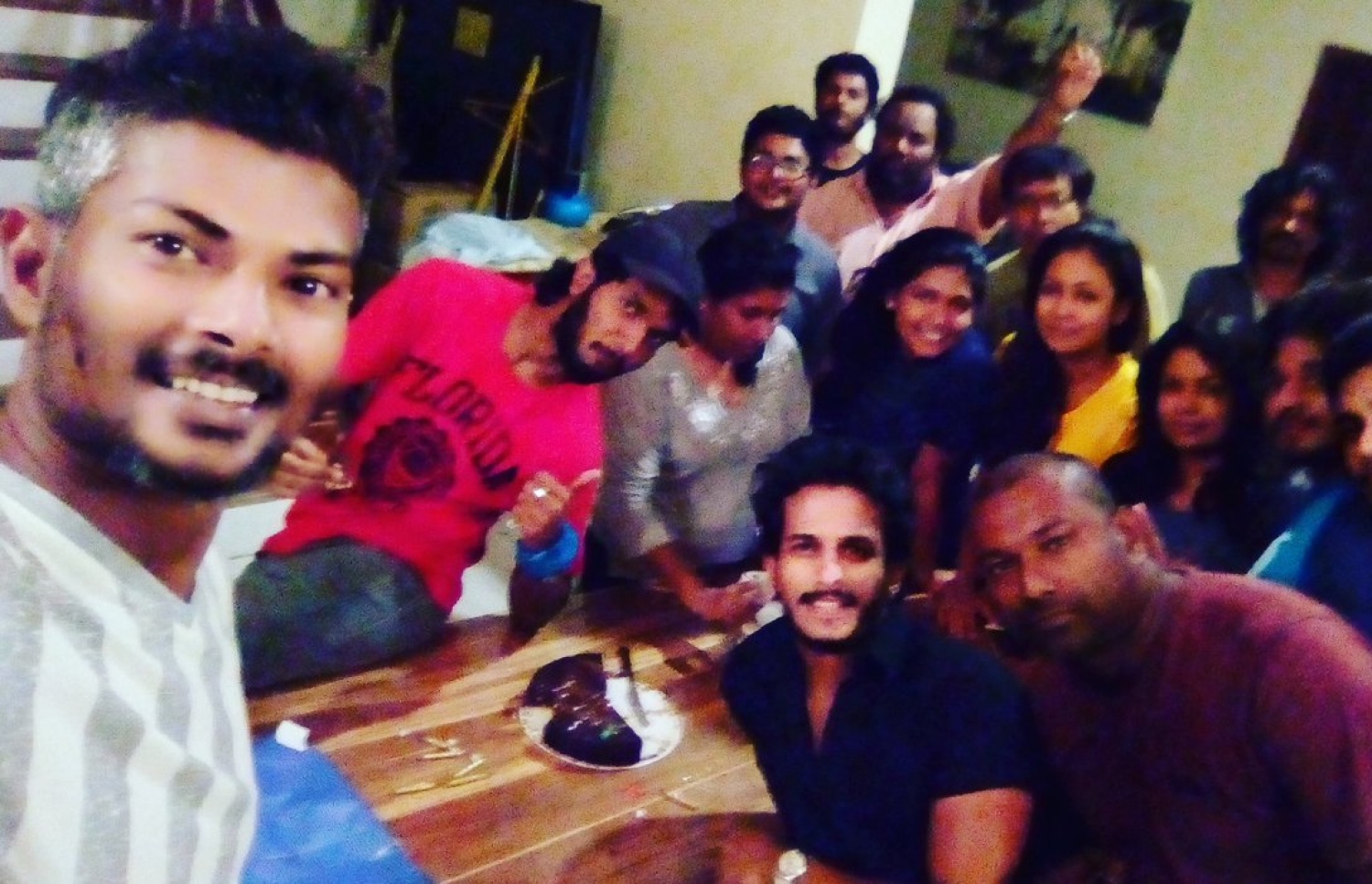 ފިލްމް "ކައުޝި" ގެ ޓީމާ އެކު ސީޒަން ސެލްފީއެއް ނަގަނީ.