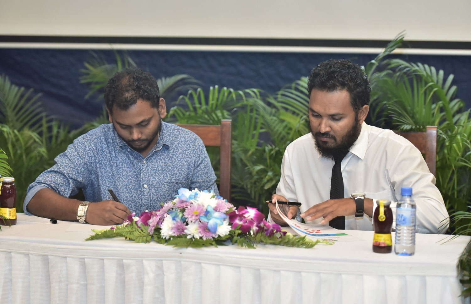 މާލެ: ފެބްރުއަރީ 18، 2017: މެދުރާއްޖެތެރޭގައި ބާއްވާ އެންމެ ބޮޑު ފުޓްސަލް މުބާރާތް ކަމަށްވާ އައިލޭންޑާސް ފުޓްސަލް ޗެލެންޖުގައި ޕާޓުނަރުންނާއެކު ސޮއިކުރަނީ.-- ފޮޓޯ: ނިޝާން އަލީ/ މިހާރު