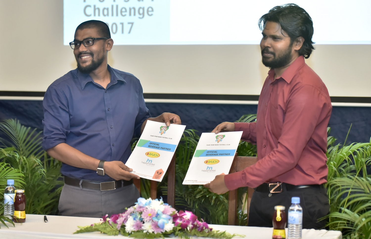 މާލެ: ފެބްރުއަރީ 18، 2017: މެދުރާއްޖެތެރޭގައި ބާއްވާ އެންމެ ބޮޑު ފުޓްސަލް މުބާރާތް ކަމަށްވާ އައިލޭންޑާސް ފުޓްސަލް ޗެލެންޖުގައި ގުރުއަތުލުމާއި ޕާޓުނަރުންނާއެކު ސޮއިކުރުމުގެ ރަސްމިއްޔާތުގެ ތެރެއިން.-- ފޮޓޯ: ނިޝާން އަލީ/ މިހާރު