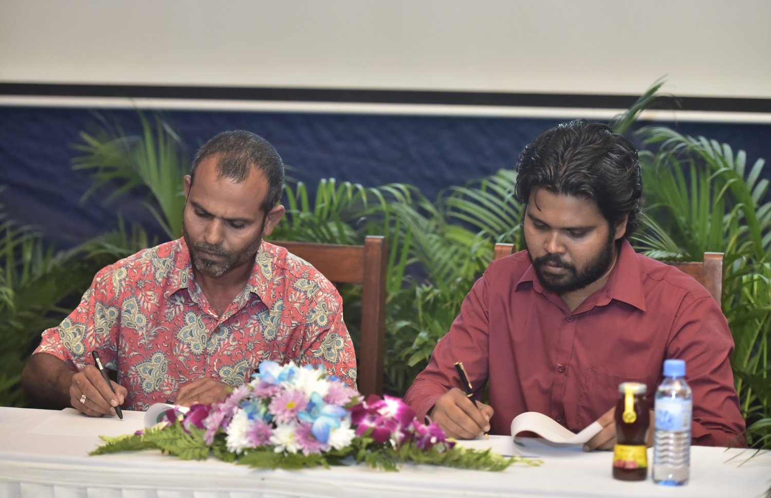 މާލެ: ފެބްރުއަރީ 18، 2017: މެދުރާއްޖެތެރޭގައި ބާއްވާ އެންމެ ބޮޑު ފުޓްސަލް މުބާރާތް ކަމަށްވާ އައިލޭންޑާސް ފުޓްސަލް ޗެލެންޖުގައި ގުރުއަތުލުމާއި ޕާޓުނަރުންނާއެކު ސޮއިކުރުމުގެ ރަސްމިއްޔާތުގެ ތެރެއިން.-- ފޮޓޯ: ނިޝާން އަލީ/ މިހާރު