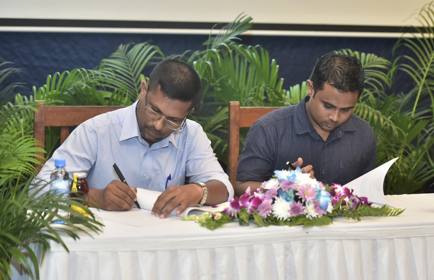 މާލެ: ފެބްރުއަރީ 18، 2017: މެދުރާއްޖެތެރޭގައި ބާއްވާ އެންމެ ބޮޑު ފުޓްސަލް މުބާރާތް ކަމަށްވާ އައިލޭންޑާސް ފުޓްސަލް ޗެލެންޖުގައި ގުރުއަތުލުމާއި ޕާޓުނަރުންނާއެކު ސޮއިކުރުމުގެ ރަސްމިއްޔާތުގެ ތެރެއިން.-- ފޮޓޯ: ނިޝާން އަލީ/ މިހާރު