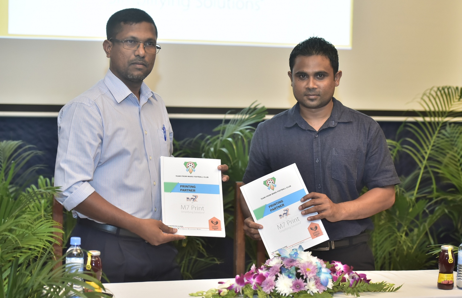 މާލެ: ފެބްރުއަރީ 18، 2017: މެދުރާއްޖެތެރޭގައި ބާއްވާ އެންމެ ބޮޑު ފުޓްސަލް މުބާރާތް ކަމަށްވާ އައިލޭންޑާސް ފުޓްސަލް ޗެލެންޖުގައި ގުރުއަތުލުމާއި ޕާޓުނަރުންނާއެކު ސޮއިކުރުމުގެ ރަސްމިއްޔާތުގެ ތެރެއިން.-- ފޮޓޯ: ނިޝާން އަލީ/ މިހާރު