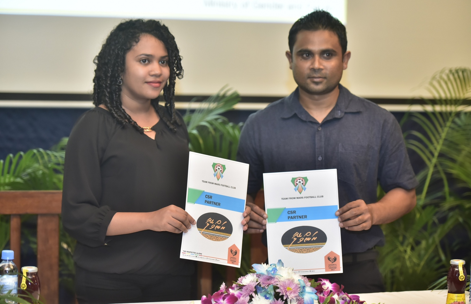 މާލެ: ފެބްރުއަރީ 18، 2017: މެދުރާއްޖެތެރޭގައި ބާއްވާ އެންމެ ބޮޑު ފުޓްސަލް މުބާރާތް ކަމަށްވާ އައިލޭންޑާސް ފުޓްސަލް ޗެލެންޖުގައި ގުރުއަތުލުމާއި ޕާޓުނަރުންނާއެކު ސޮއިކުރުމުގެ ރަސްމިއްޔާތުގެ ތެރެއިން.-- ފޮޓޯ: ނިޝާން އަލީ/ މިހާރު