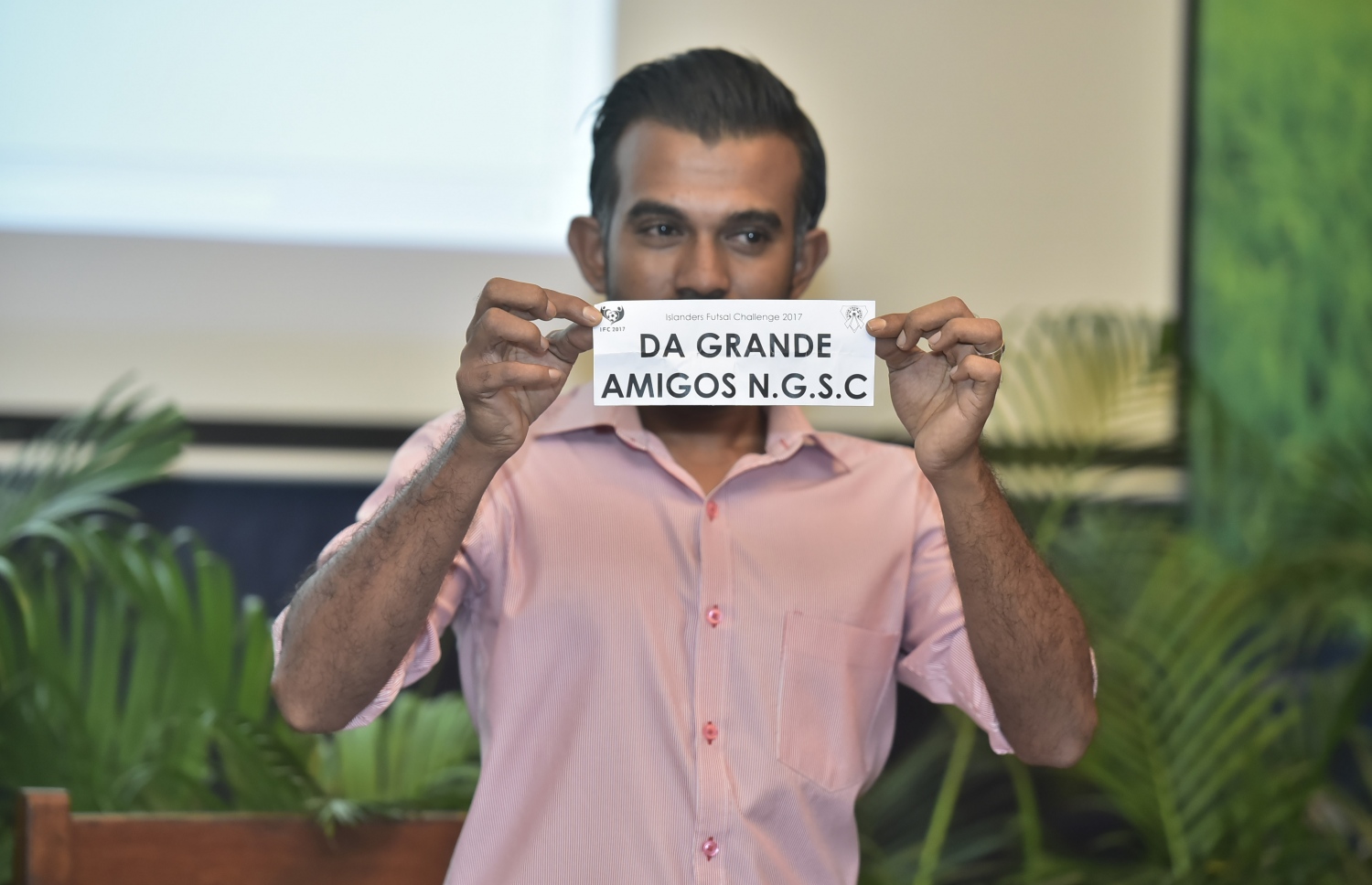 މާލެ: ފެބްރުއަރީ 18، 2017: މެދުރާއްޖެތެރޭގައި ބާއްވާ އެންމެ ބޮޑު ފުޓްސަލް މުބާރާތް ކަމަށްވާ އައިލޭންޑާސް ފުޓްސަލް ޗެލެންޖުގައި ގުރުއަތުލުމާއި ޕާޓުނަރުންނާއެކު ސޮއިކުރުމުގެ ރަސްމިއްޔާތުގެ ތެރެއިން.-- ފޮޓޯ: ނިޝާން އަލީ/ މިހާރު