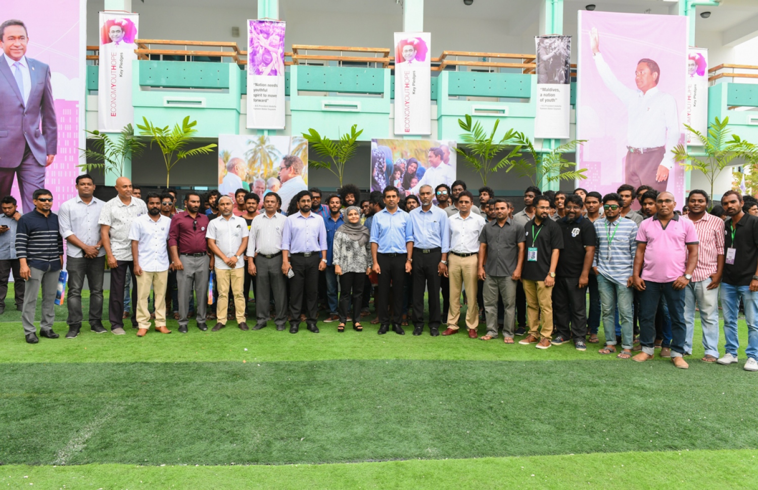 ހުޅުމާލެ: ފެބްރުއަރީ 18، 2017: ރެހެނދި ސްކޫލުގައި "ޔޫތު ކެރިއާ އެކްސްޕޯ 2017" ނަމުގައި ބޭއްވި އެކްސްޕޯގައި ބައިވެރިވި އެކި ސްޓޯލުތަކުގެ ބައިވެރިންނާއެކީ ރައީސް ޔާމީންގެ އަނބިކަނބަލުން ފާތުމަތު އިބްރާހިމަށް ފޮޓޯއަކަށް ހުއްޓިވަޑައިގެން.-- ފޮޓޯ: ރައީސް އޮފީސް