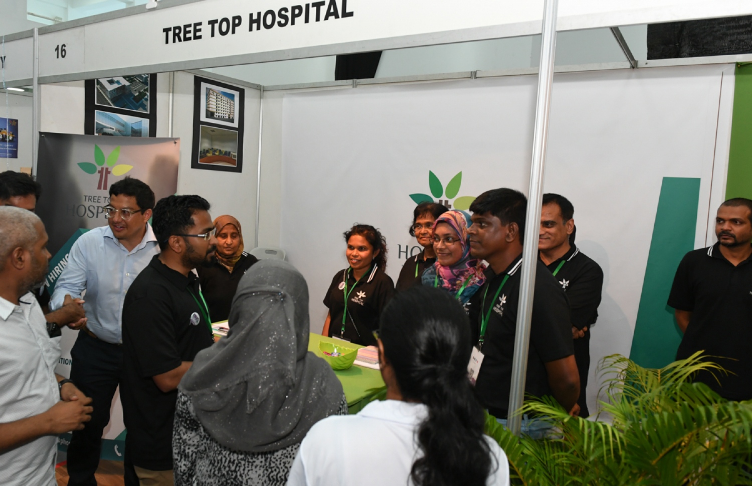 ހުޅުމާލެ: ފެބްރުއަރީ 18، 2017: ރެހެނދި ސްކޫލުގައި "ޔޫތު ކެރިއާ އެކްސްޕޯ 2017" ނަމުގައި ބޭއްވި އެކްސްޕޯގައި، ޓްރީ ޓޮޕް ހޮސްޕިޓަލްގެ ސްޓޯލުން  ރައީސް ޔާމީންގެ އަނބިކަނބަލުން ފާތުމަތު އިބްރާހިމަށް މައުލޫމާތު ދެއްވަނީ.-- ފޮޓޯ: ރައީސް އޮފީސް