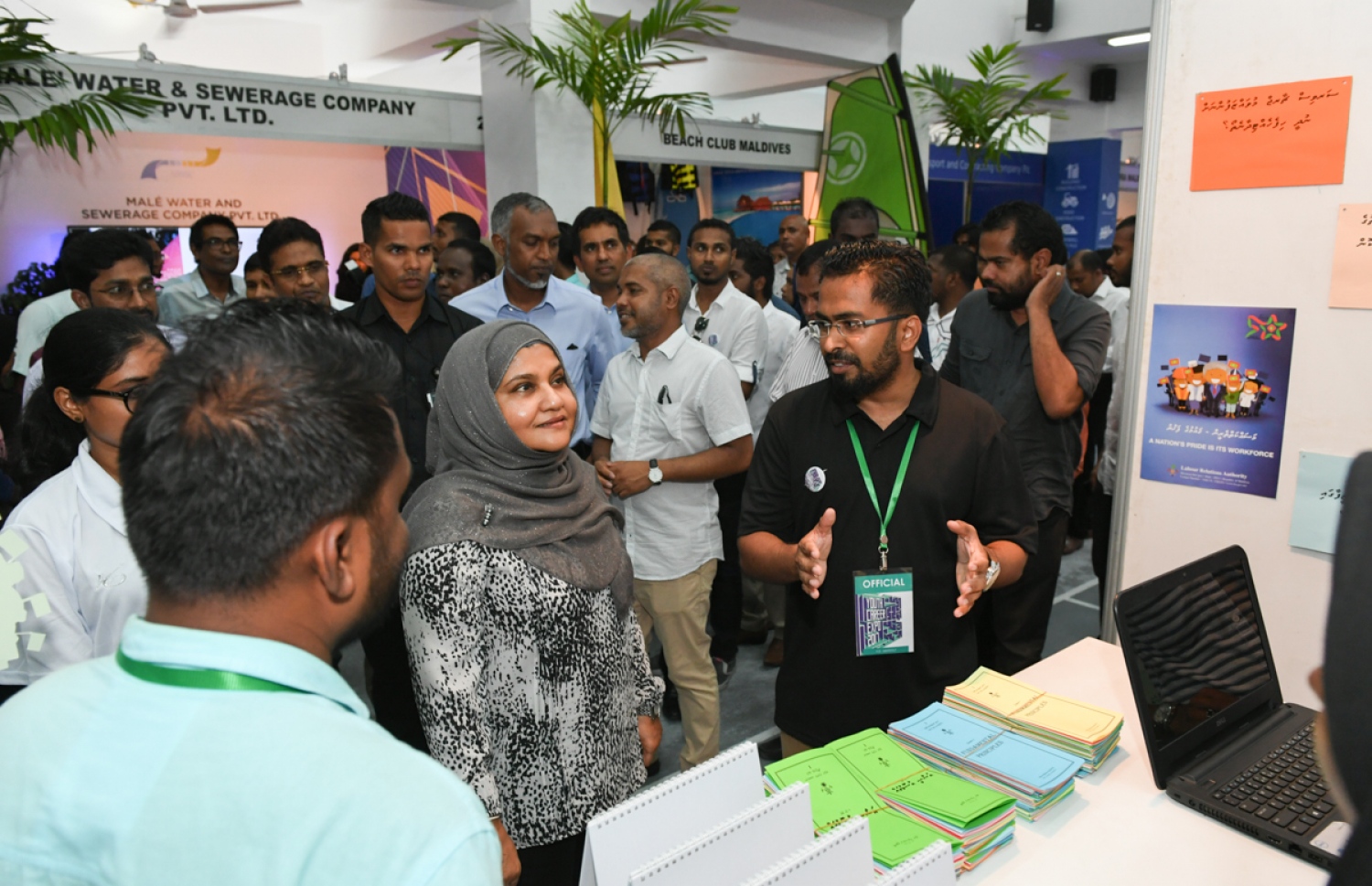 ހުޅުމާލެ: ފެބްރުއަރީ 18، 2017: ރެހެނދި ސްކޫލުގައި "ޔޫތު ކެރިއާ އެކްސްޕޯ 2017" ނަމުގައި ބޭއްވި އެކްސްޕޯގައި، ސްޓޯލަކުން  ރައީސް ޔާމީންގެ އަނބިކަނބަލުން ފާތުމަތު އިބްރާހިމަށް މައުލޫމާތު ދެއްވަނީ.-- ފޮޓޯ: ރައީސް އޮފީސް