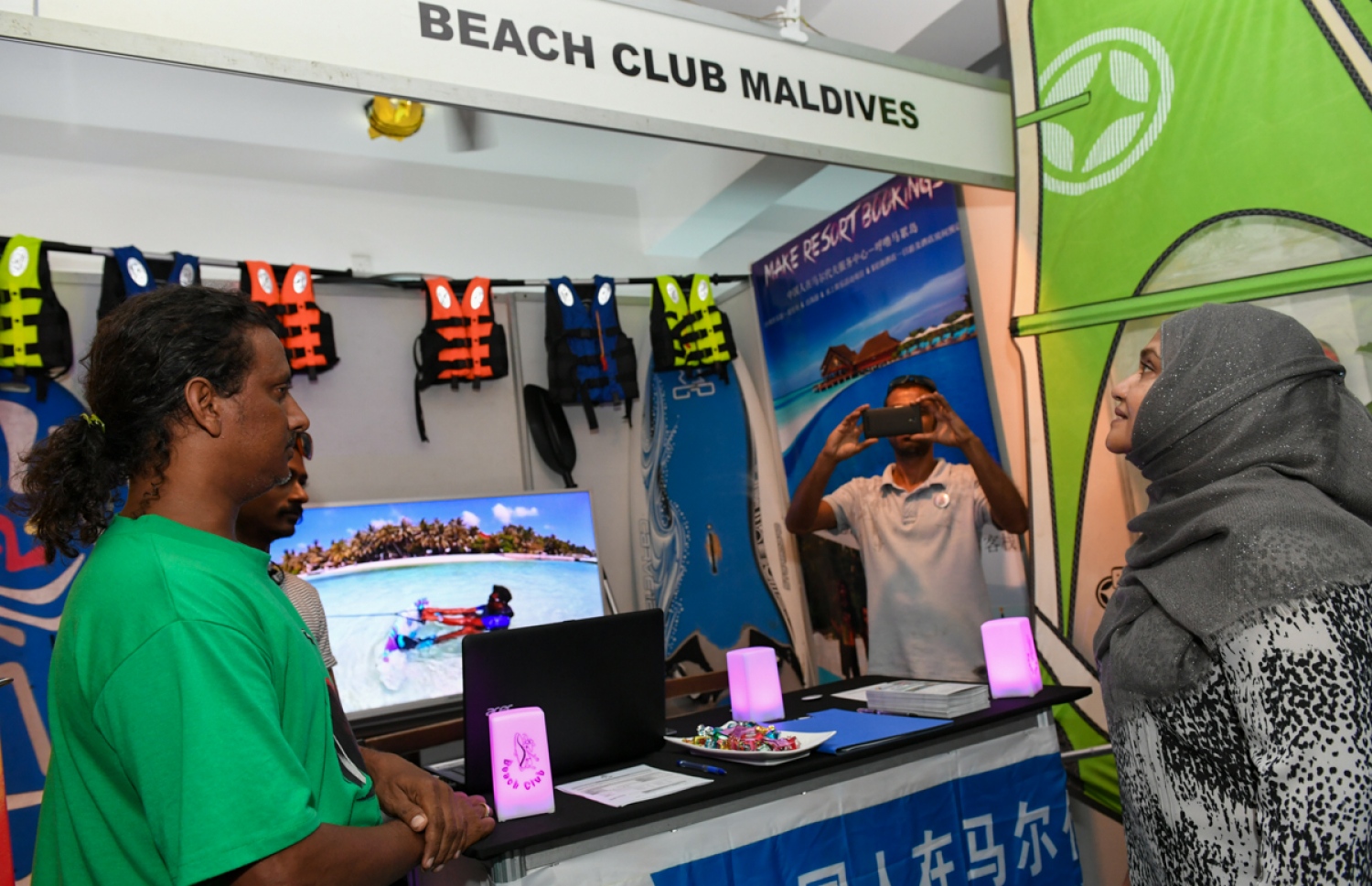 ހުޅުމާލެ: ފެބްރުއަރީ 18، 2017: ރެހެނދި ސްކޫލުގައި "ޔޫތު ކެރިއާ އެކްސްޕޯ 2017" ނަމުގައި ބޭއްވި އެކްސްޕޯގައި، ބީޗް ކްލަބް މޯލްޑިވްސްގެ ސްޓޯލުން ރައީސް ޔާމީންގެ އަނބިކަނބަލުން ފާތުމަތު އިބްރާހިމަށް (ކ) މައުލޫމާތު ދެއްވަނީ.-- ފޮޓޯ: ރައީސް އޮފީސް