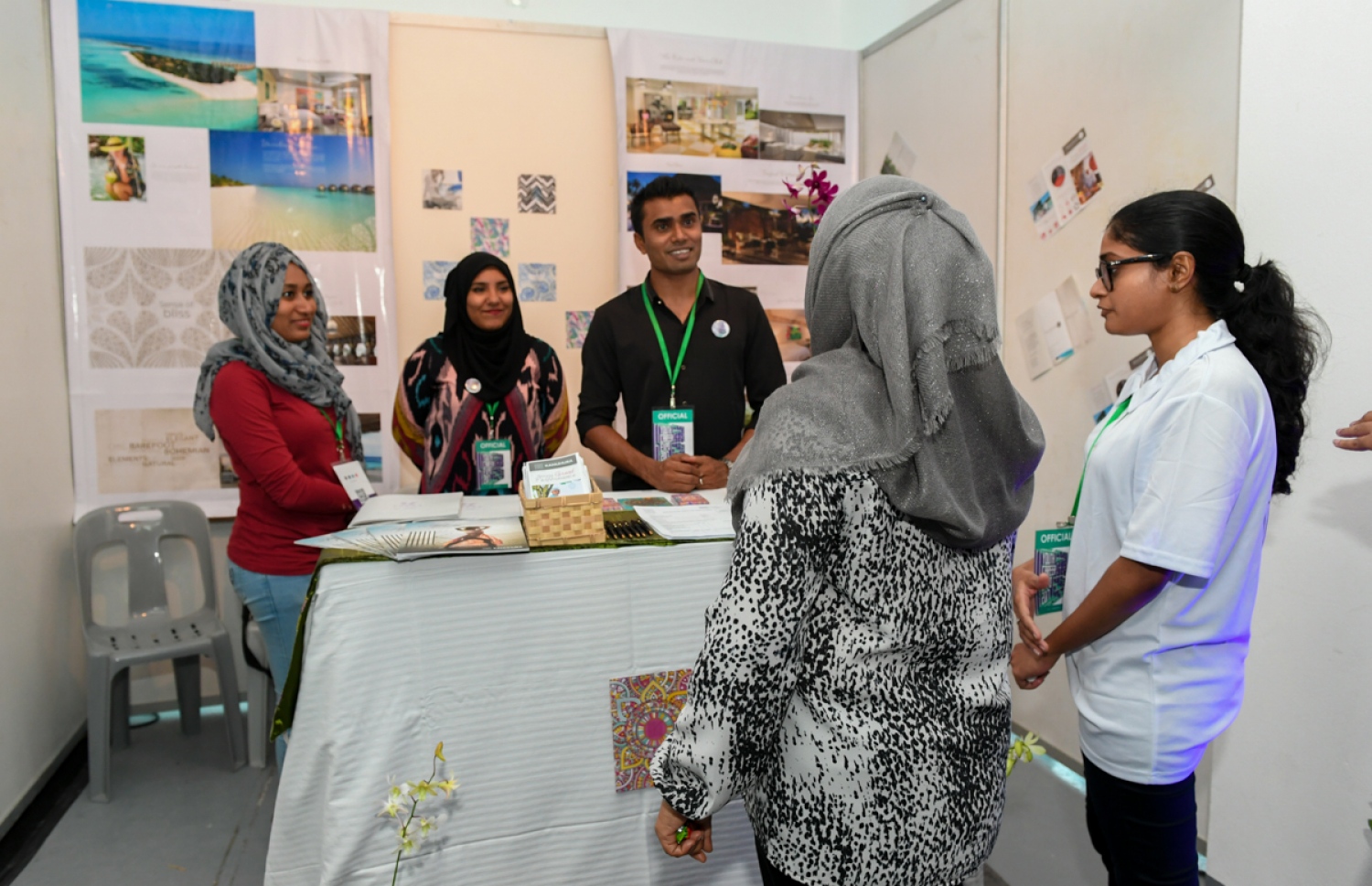 ހުޅުމާލެ: ފެބްރުއަރީ 18، 2017: ރެހެނދި ސްކޫލުގައި "ޔޫތު ކެރިއާ އެކްސްޕޯ 2017" ނަމުގައި ބޭއްވި އެކްސްޕޯގައި، ސްޓޯލެއް ކައިރީގައި  ރައީސް ޔާމީންގެ އަނބިކަނބަލުން ފާތުމަތު އިބްރާހިމަށް (ކ-2) މަޑުކޮށްލައްވައިގެން.-- ފޮޓޯ: ރައީސް އޮފީސް