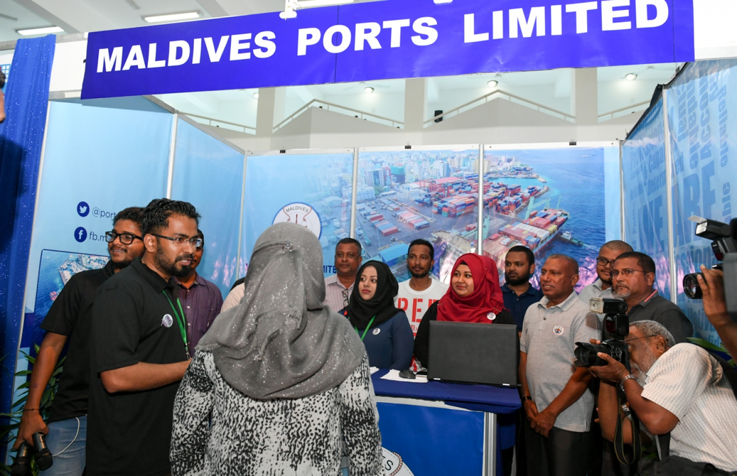 ހުޅުމާލެ: ފެބްރުއަރީ 18، 2017: ރެހެނދި ސްކޫލުގައި "ޔޫތު ކެރިއާ އެކްސްޕޯ 2017" ނަމުގައި ބޭއްވި އެކްސްޕޯގައި، އެމްޕީއެލްގެ ސްޓޯލުން  ރައީސް ޔާމީންގެ އަނބިކަނބަލުން ފާތުމަތު އިބްރާހިމަށް (ކ-2) މައުލޫމާތު ދެއްވަނީ.-- ފޮޓޯ: ރައީސް އޮފީސް