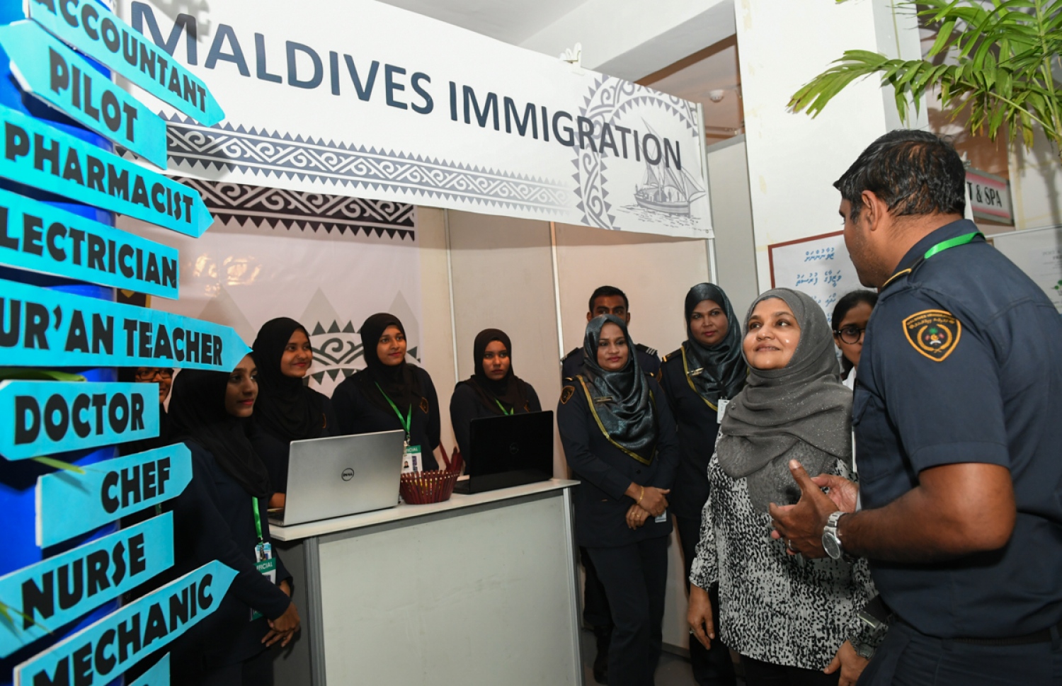 ހުޅުމާލެ: ފެބްރުއަރީ 18، 2017: ރެހެނދި ސްކޫލުގައި "ޔޫތު ކެރިއާ އެކްސްޕޯ 2017" ނަމުގައި ބޭއްވި އެކްސްޕޯގައި، އިމިގްރޭޝަންގެ ސްޓޯލުން  ރައީސް ޔާމީންގެ އަނބިކަނބަލުން ފާތުމަތު އިބްރާހިމަށް (ކ-2) މައުލޫމާތު ދެއްވަނީ.-- ފޮޓޯ: ރައީސް އޮފީސް