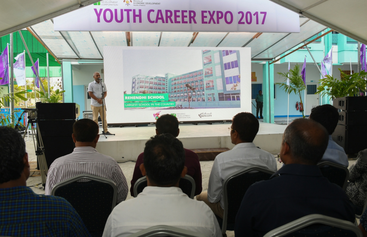 ހުޅުމާލެ: ފެބްރުއަރީ 18، 2017: ރެހެނދި ސްކޫލުގައި "ޔޫތު ކެރިއާ އެކްސްޕޯ 2017" ނަމުގައި ބޭއްވި އެކްސްޕޯ ހުޅުވުމުގެ ރަސްމިއްޔާތުގައި ބޭފުޅަކު ވާހަކަ ދައްކަވަނީ.-- ފޮޓޯ: ރައީސް އޮފީސް