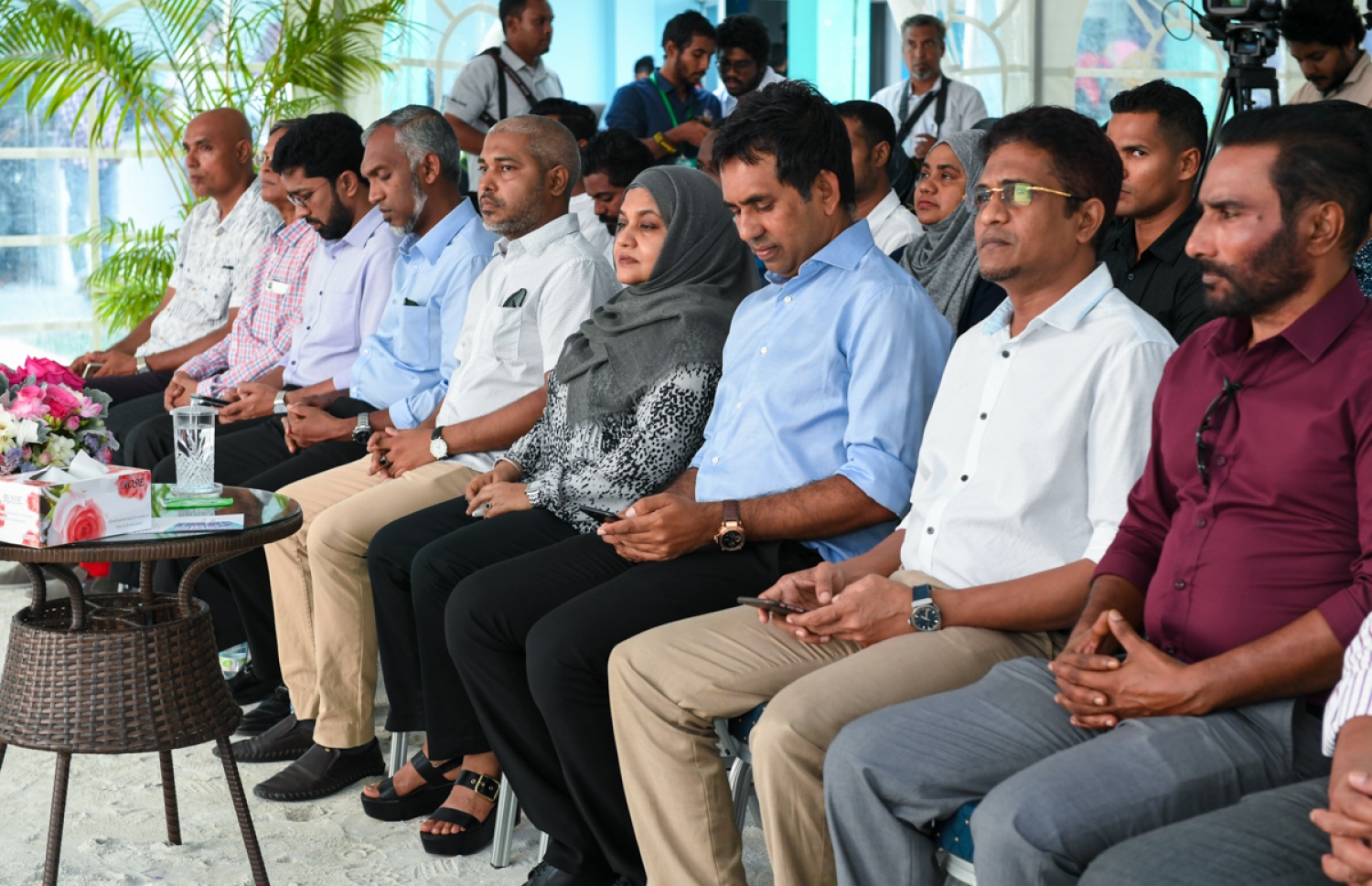 ހުޅުމާލެ: ފެބްރުއަރީ 18، 2017: ރެހެނދި ސްކޫލުގައި "ޔޫތު ކެރިއާ އެކްސްޕޯ 2017" ނަމުގައި ބޭއްވި އެކްސްޕޯގައި ރައީސް ޔާމީންގެ އަނބިކަނބަލުން ފާތުމަތު އިބްރާހިމް(މ)، އިކޮނޮމިކް މިނިސްޓަރު މުހައްމަދު ސައީދު (ކ-3)ގެ އިތުރުން ބައެއް ވަޒީރުންނާއި މަޖިލިސް މެމްބަރުން ބައިވެރިވެ ވަޑައިގަންނަވަނީ.-- ފޮޓޯ: ރައީސް އޮފީސް