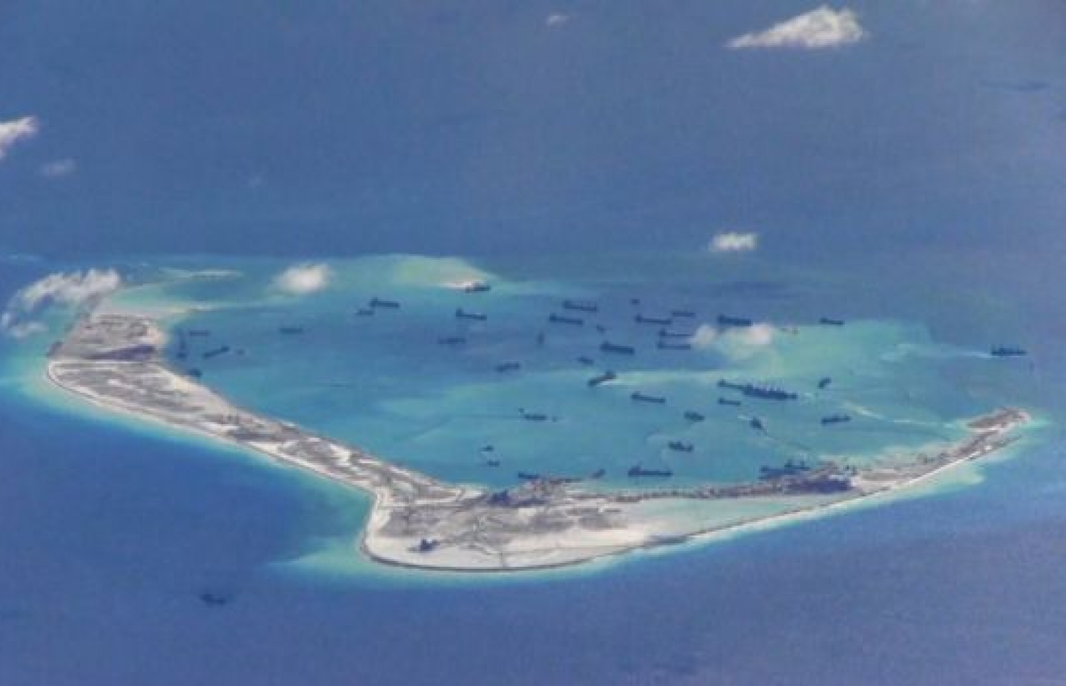 ސައުތު ޗައިނާ ކަނޑުގެ ފަރުތައް ހިއްކައިގެން ޗައިނާ އިން ހަދާ ރަށްތައް އަސްކަރީ ކަންކަމަށް ބޭނުން ކުރަމުންދާ ކަމަށް އެމެރިކާ އިން ބުނޭ. --ފޮޓޯ:ރޮއިޓާސް