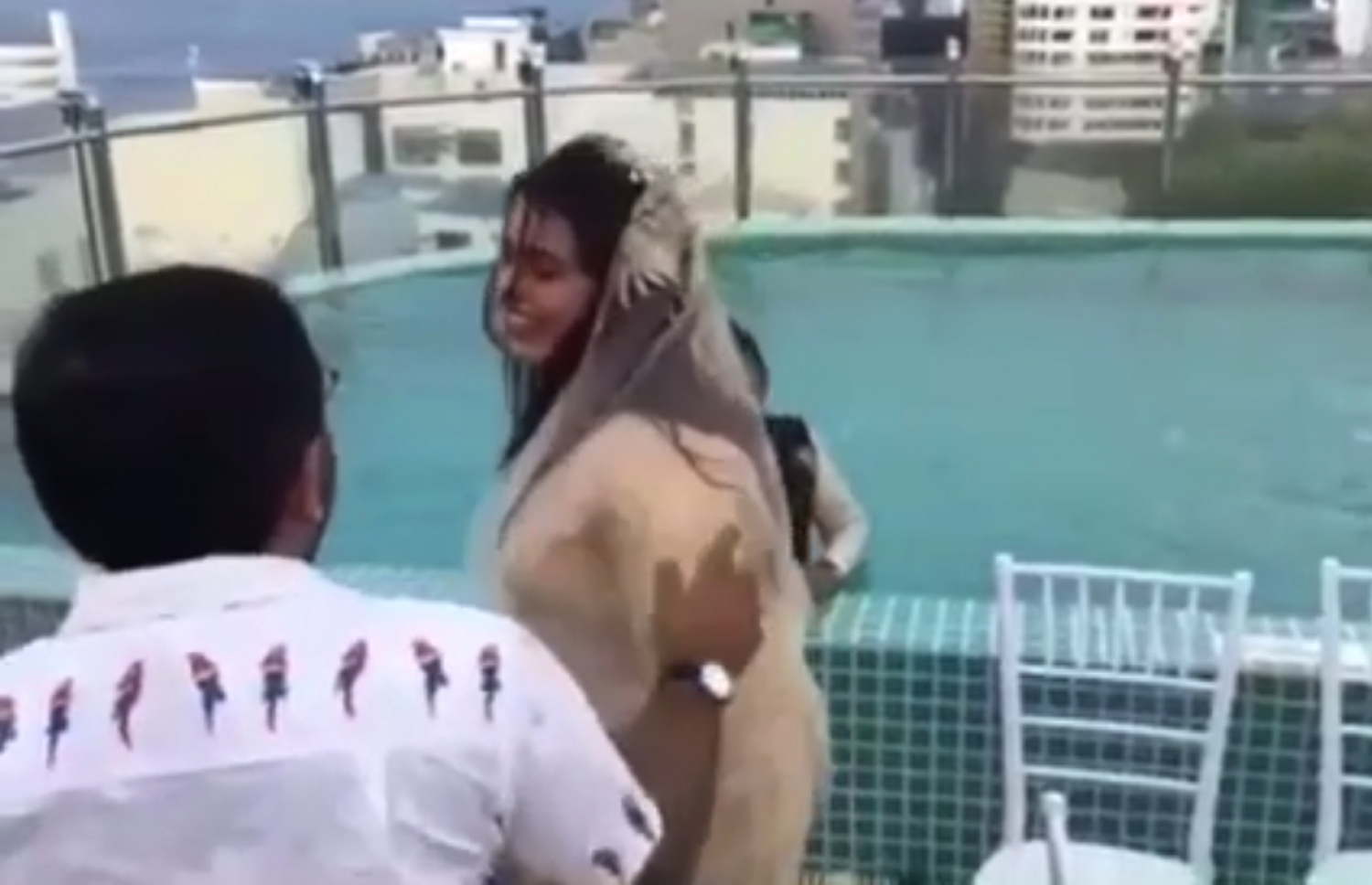 ޝާޑު ޕޫލުގައި އޮންނެވި އިރު އިރުތިޝާމް ޕޫލް ކައިރީގައި