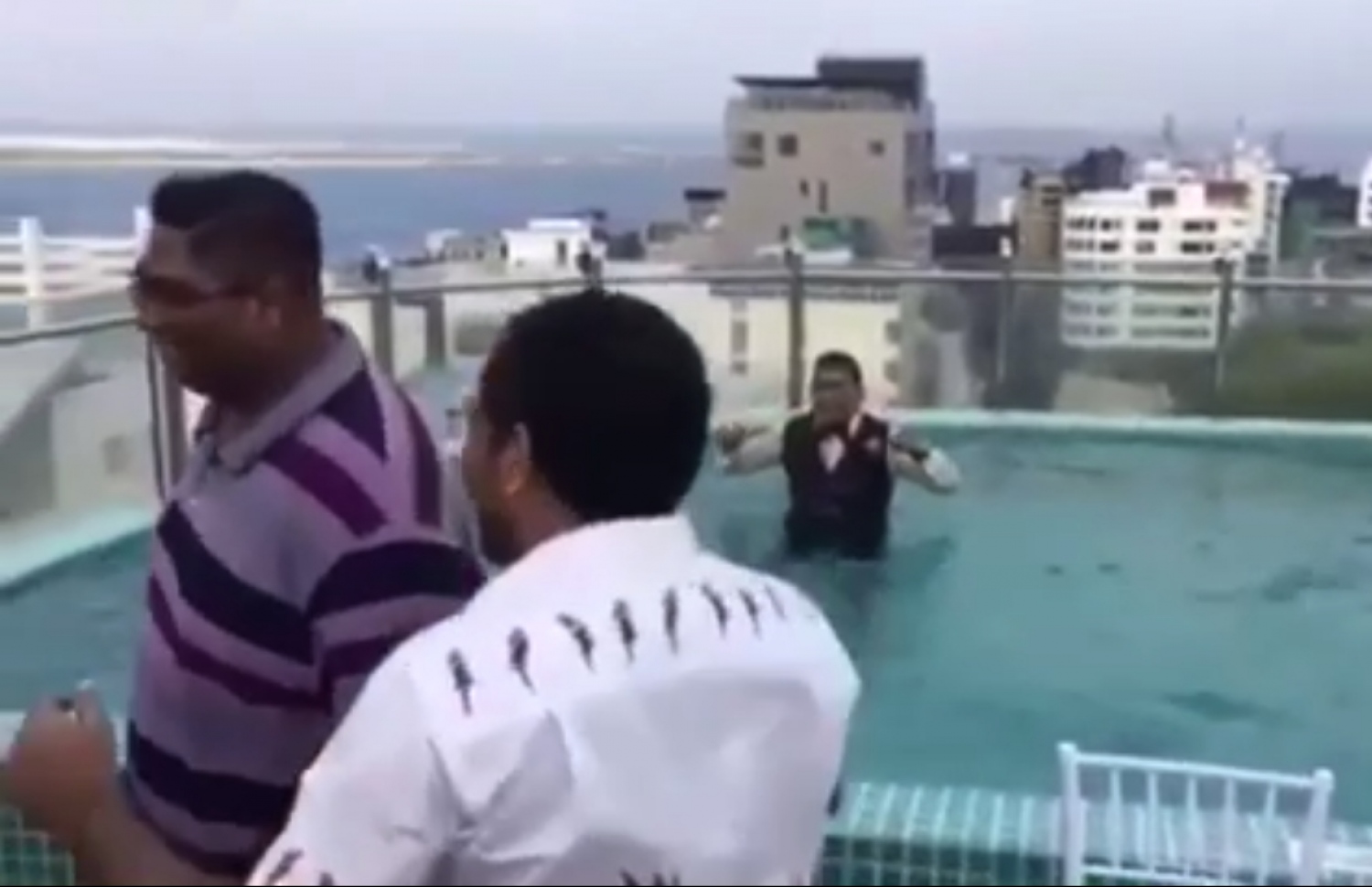 ޝާޑޫ (ކ) ޕޫލަށް އެއްލާލުމަށް ފަހު އަނިލް (ވ) އާއި ޒަމީރު (ކ) ހިނިފުޅުވަޑުވަނީ.